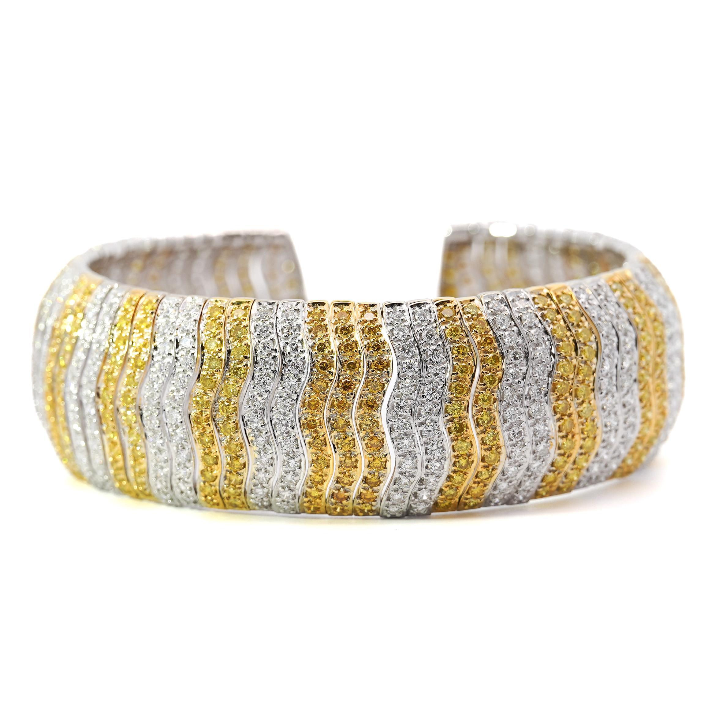 Bracciale con diamante giallo e bianco a taglio rotondo da 15 carati in 18K In condizioni Nuovo in vendita a Miami, FL
