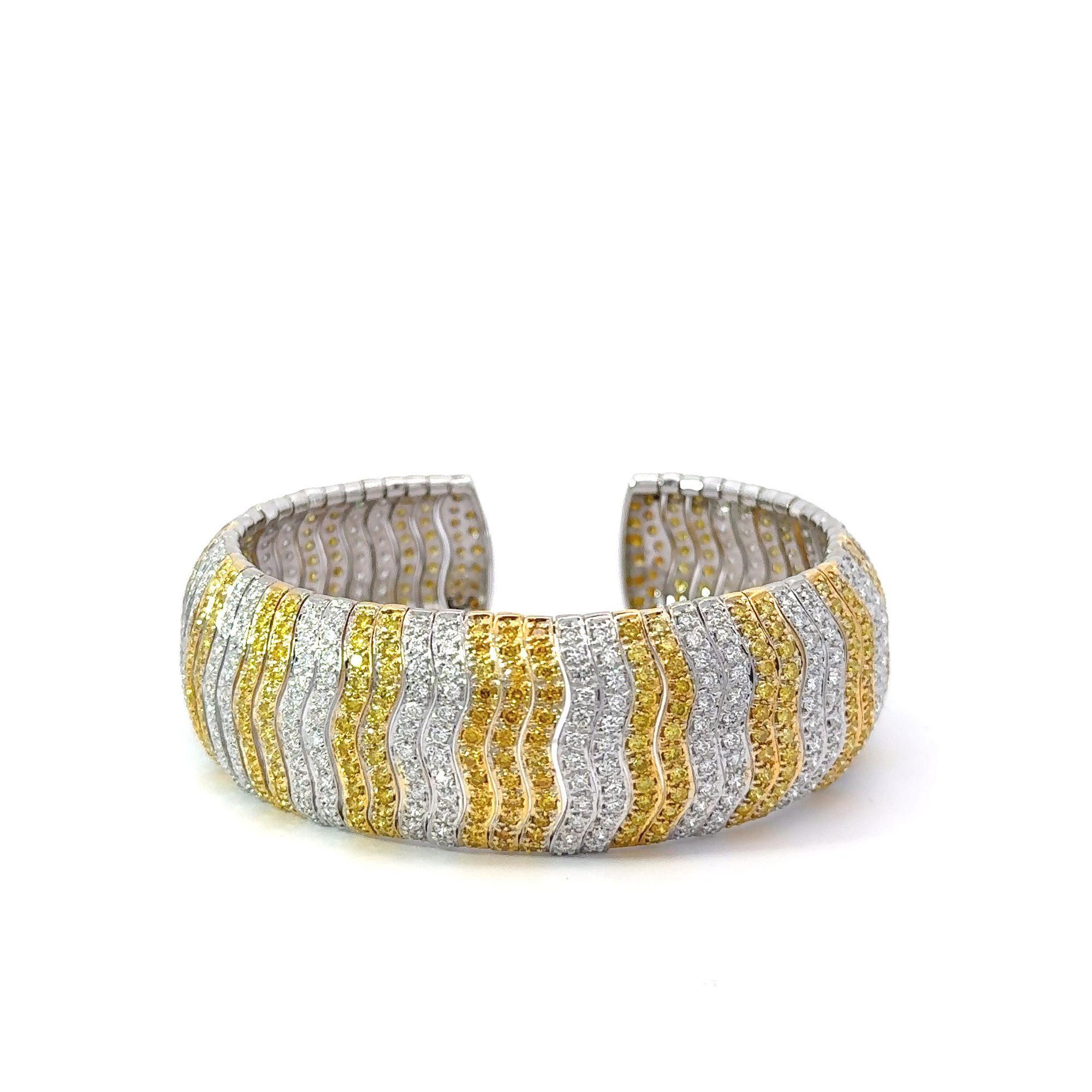 Bracciale con diamante giallo e bianco a taglio rotondo da 15 carati in 18K in vendita 3