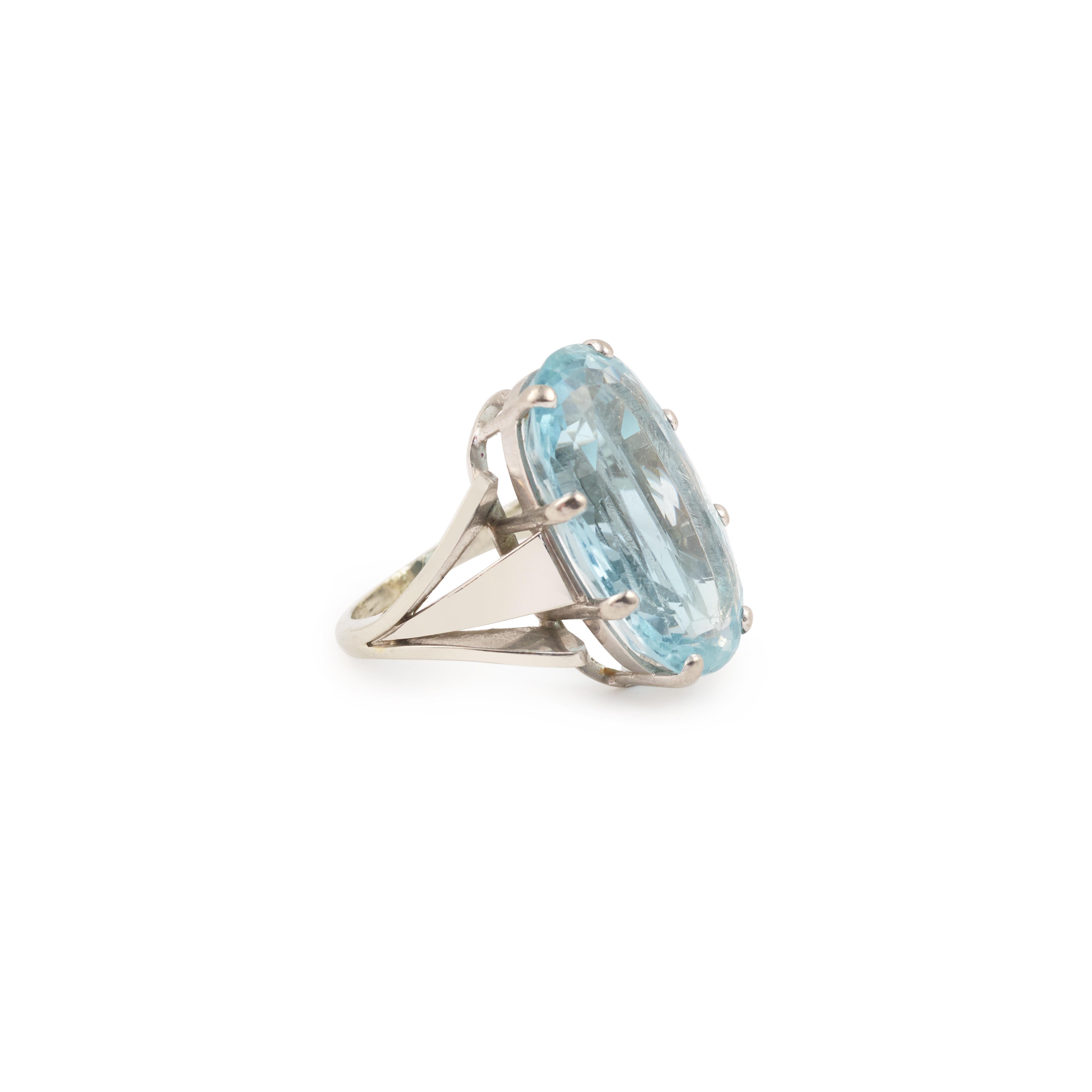 White gold ring set with an impressive oval blue topaz.

Scratches on the table of the gem

Weight of the topaz: 14.77 carats

Finger size : 49 (US size : 4.5)

14 karat white gold, 585/1000 (scallop shell hallmark)