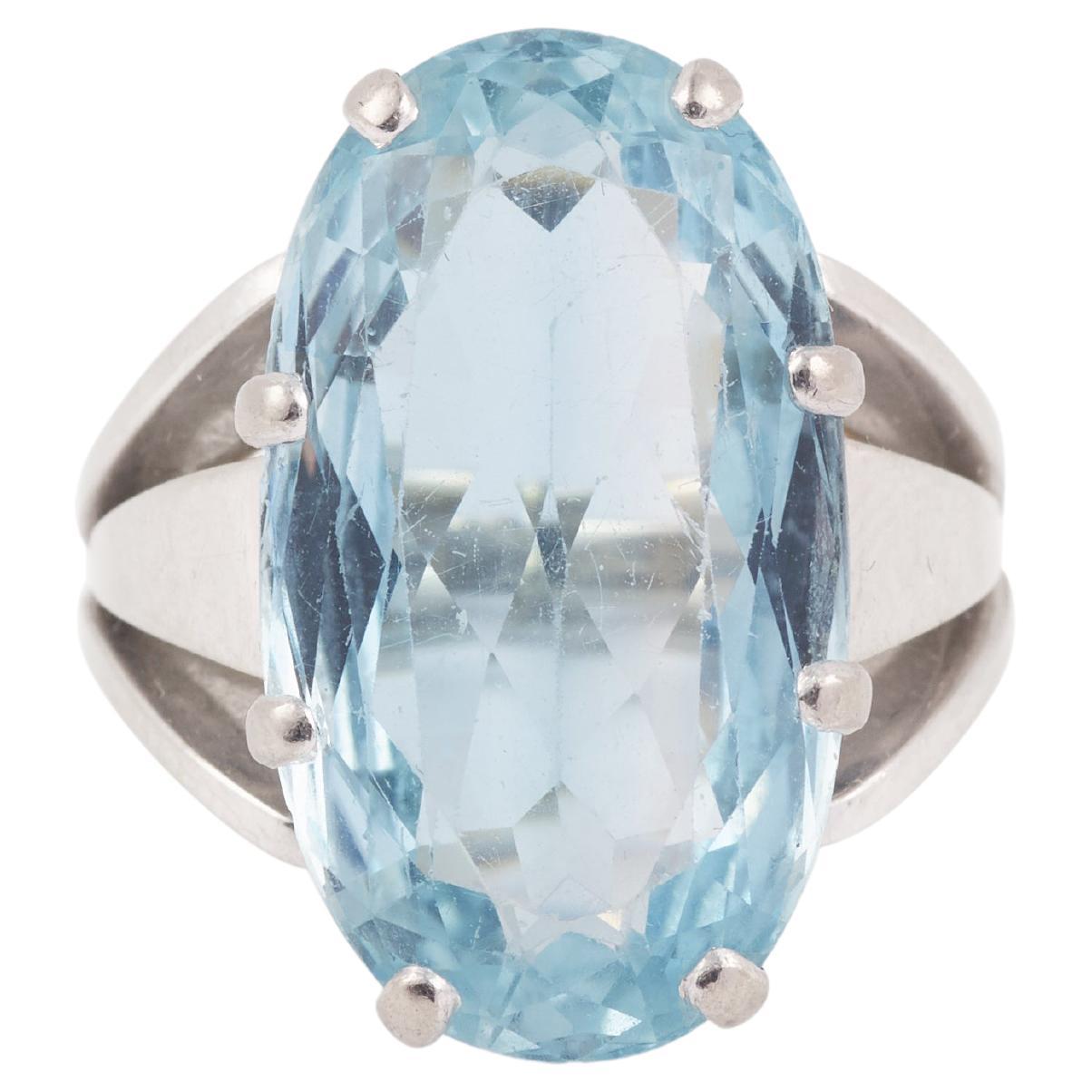 15 Carats Blue Topaz Oval 14 Carats White Gold Ring