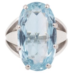 15 Carats Blue Topaz Oval 14 Carats White Gold Ring