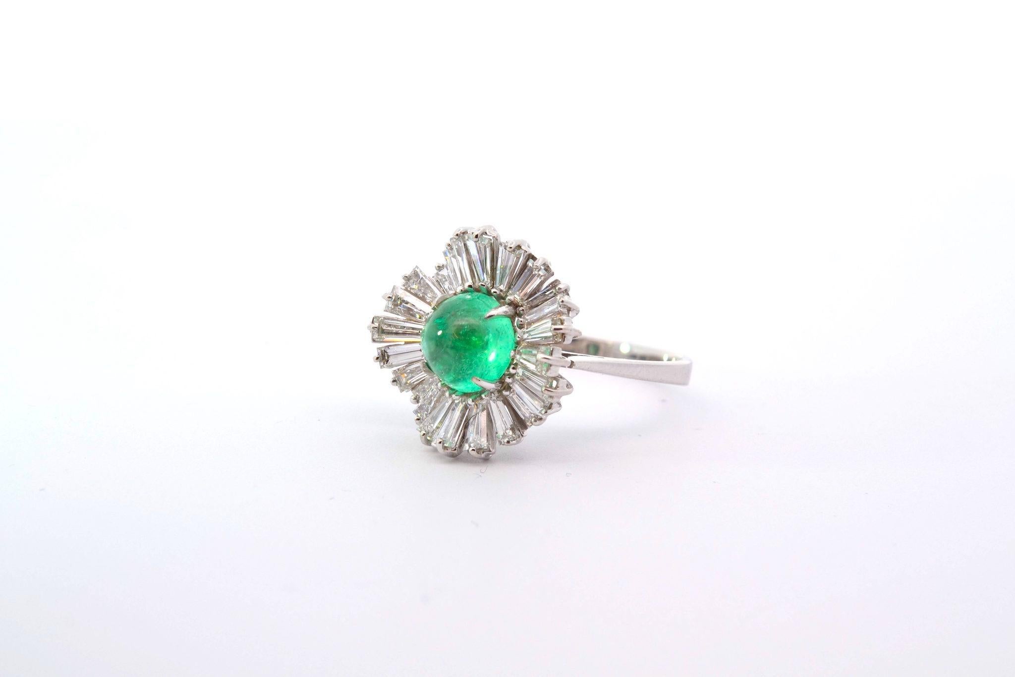 1.5 carats cabochon emerald and diamonds ring In Good Condition For Sale In PARIS, FR