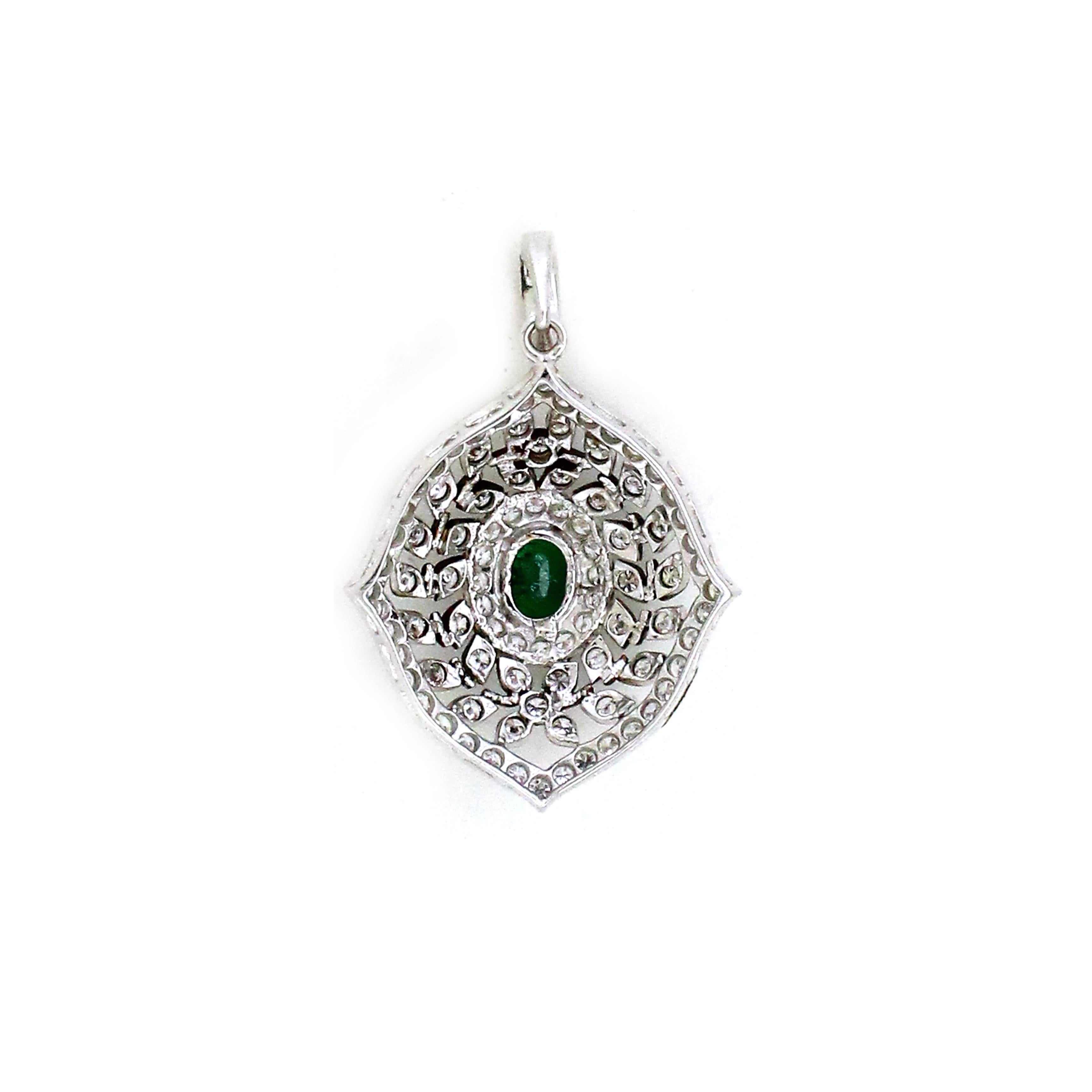 Oval Cut 1.5 carats of emerald Pendant For Sale