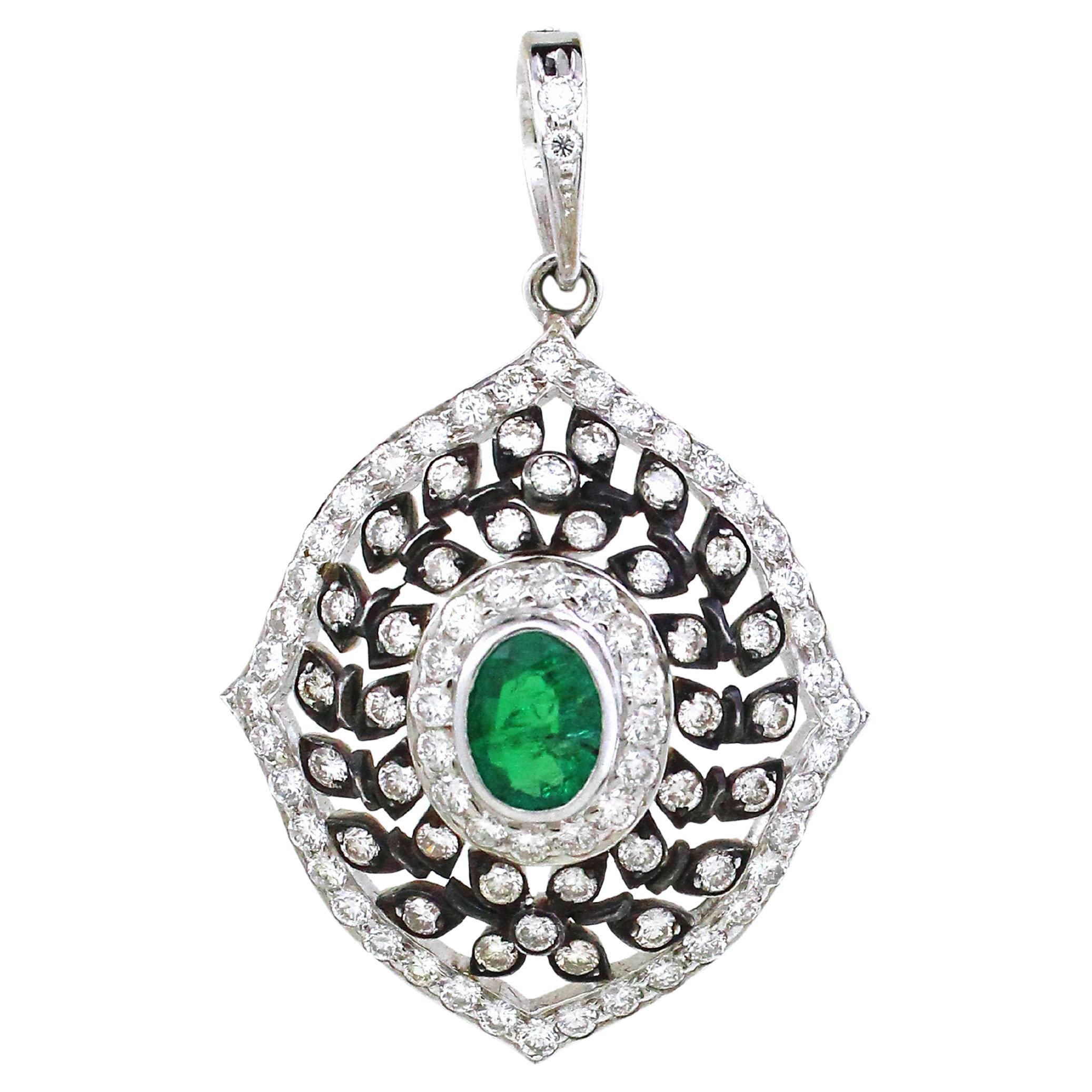 1.5 carats of emerald Pendant For Sale