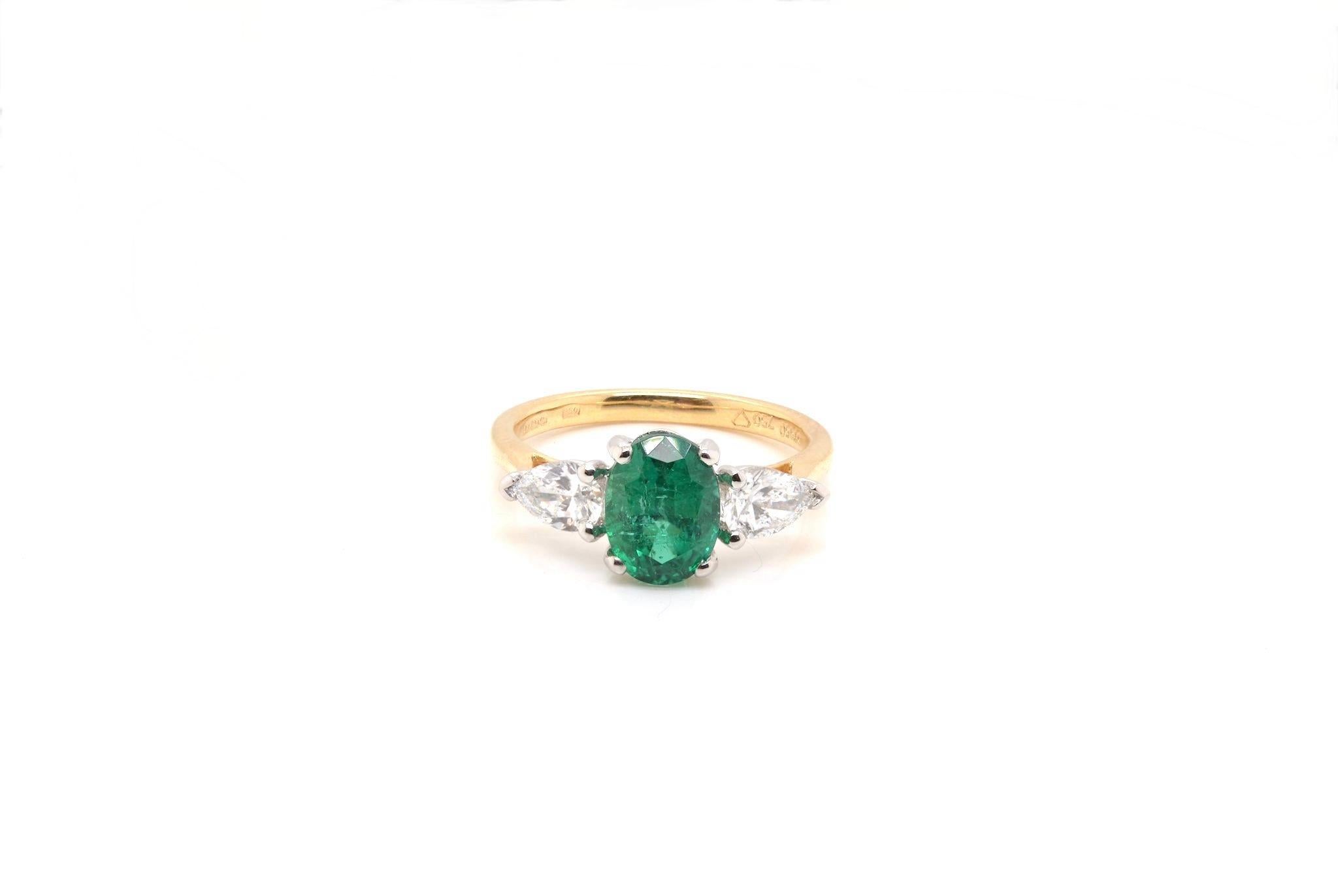 Stones: 1 oval emerald of 1.5 cts and 2 pear-shaped diamonds, total weight: 0.60ct
Material: 18k yellow gold and platinum
Weight: 4.1g
Period: Current
Size: 51 (free sizing).
Certificate
Ref. : 24956/24902