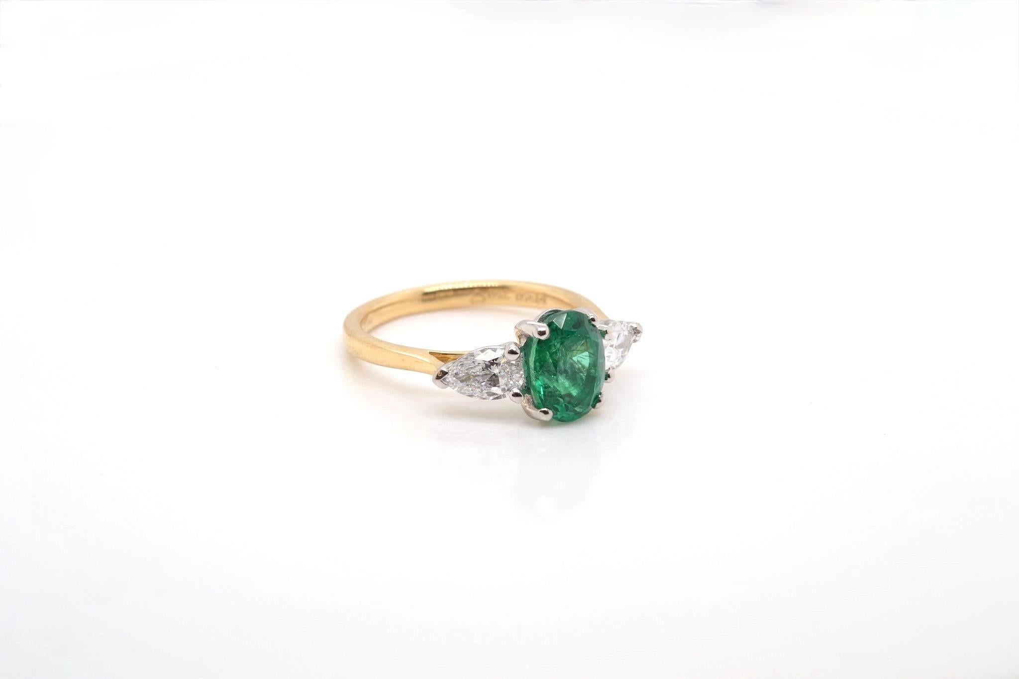Oval Cut 1.5 carats oval emerald and diamonds ring For Sale