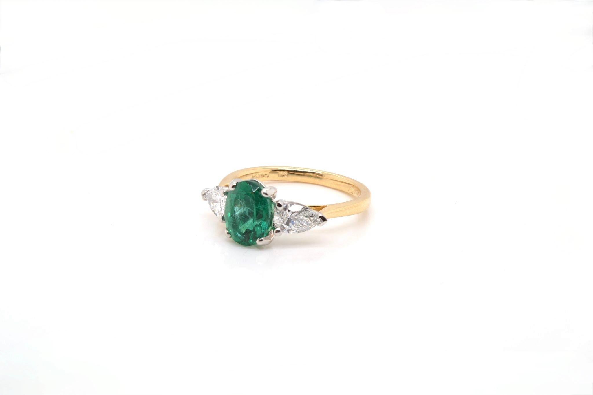 1.5 carats oval emerald and diamonds ring In Good Condition For Sale In PARIS, FR