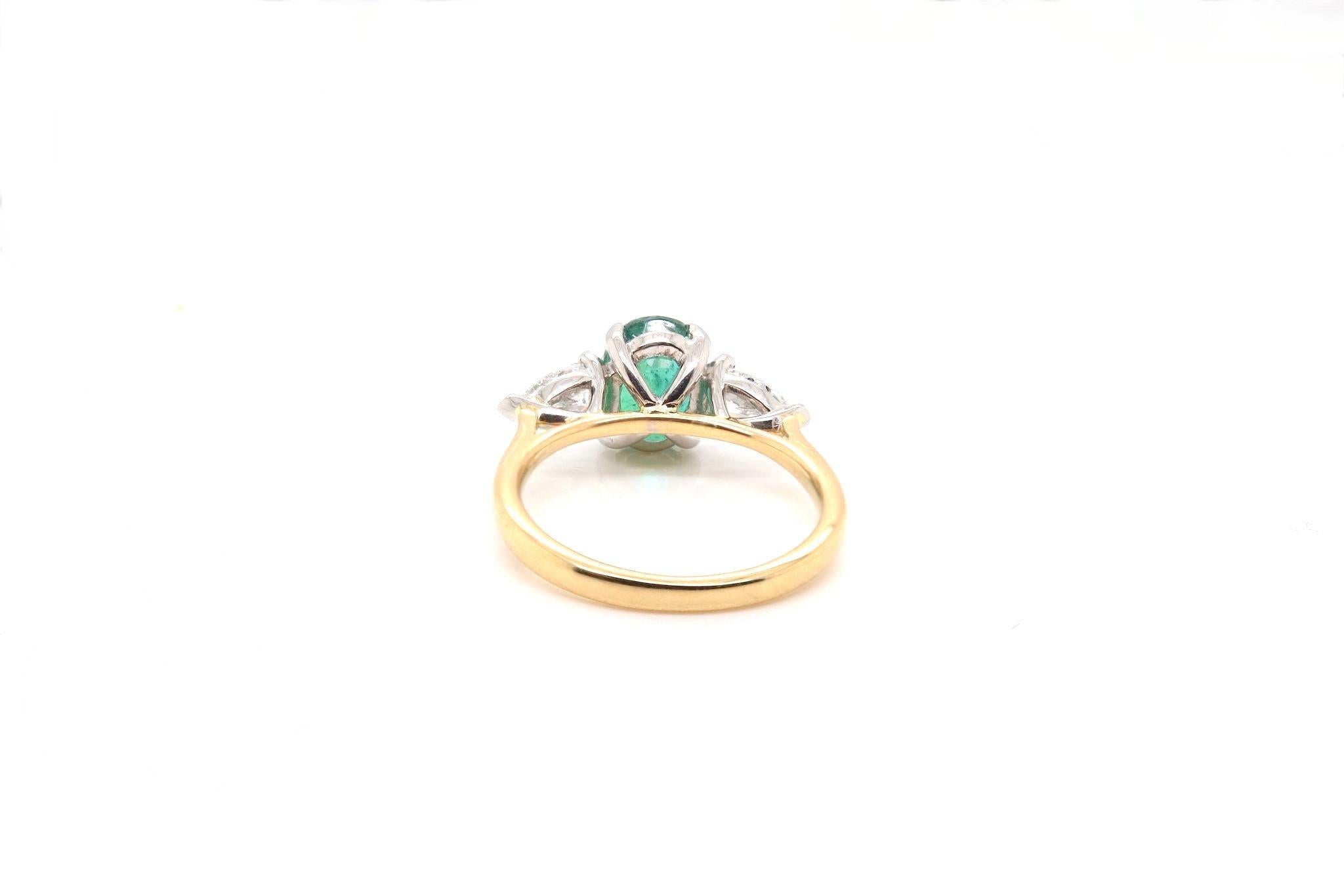 Women's or Men's 1.5 carats oval emerald and diamonds ring For Sale