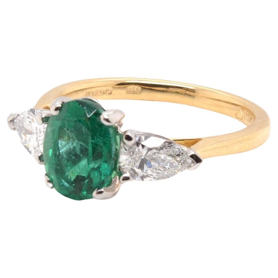 1.5 carats oval emerald and diamonds ring For Sale