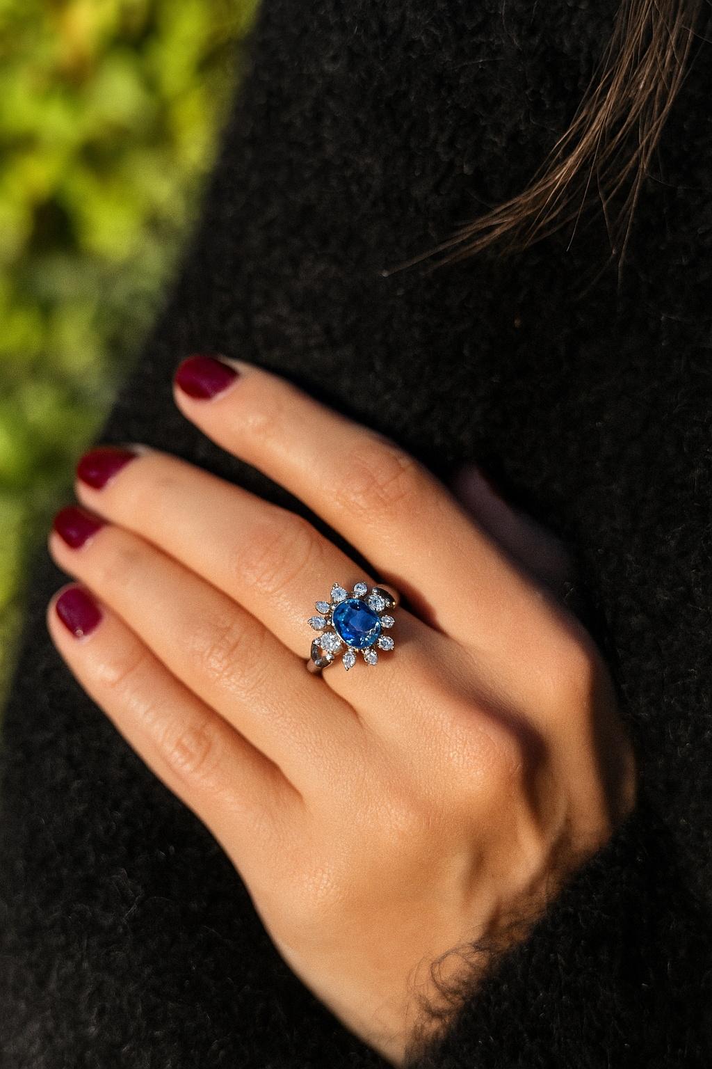 Anello in oro bianco con zaffiro e diamante da 1,5 carati in vendita 6