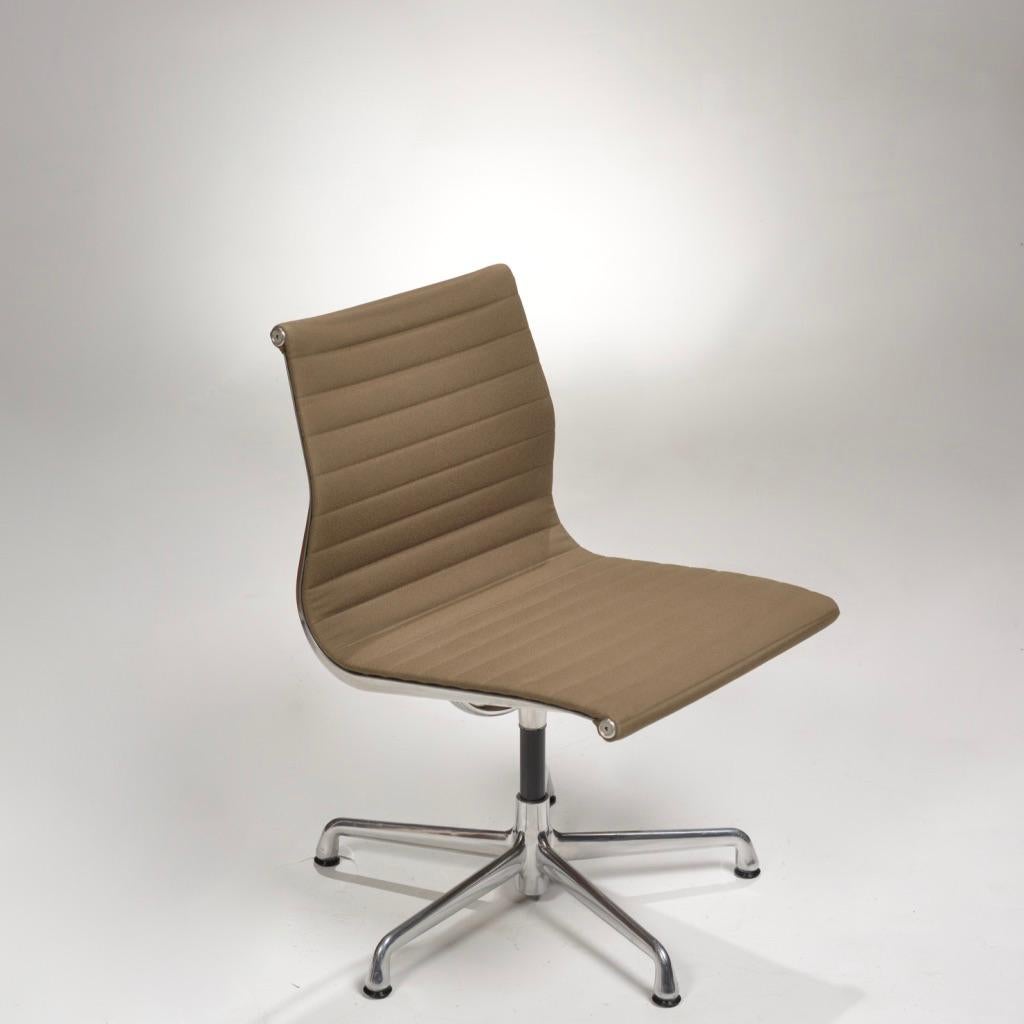 Charles and Ray Eames aluminum group side chair, EA330 office conference chair in dark olive green upholstery, five-star base, adjust tilt and swivel mechanism. Very good original condition.
Polished aluminum and fabric upholstery.
15 chairs