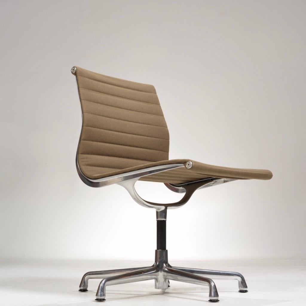 Mid-Century Modern 15 chaises d'appoint Charles and Ray Eames en aluminium en vente