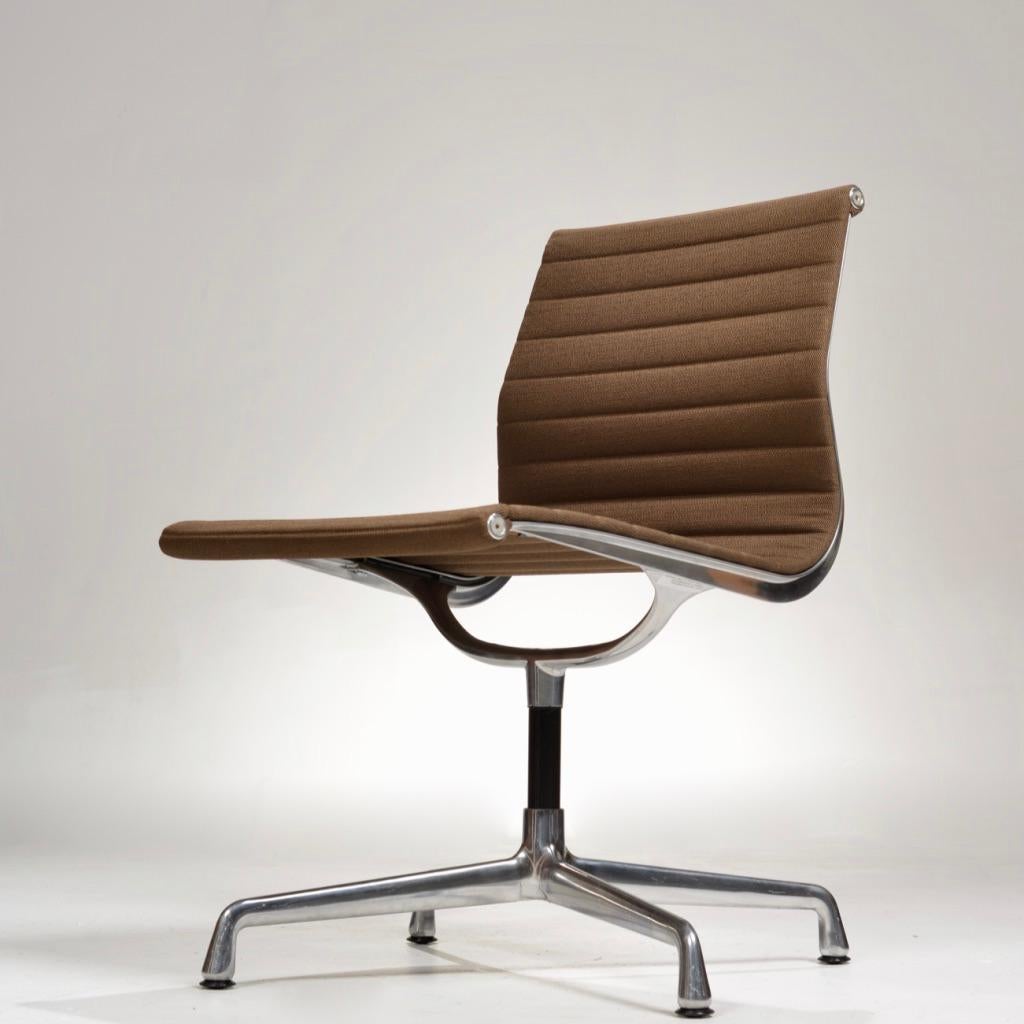 Milieu du XXe siècle 15 chaises d'appoint Charles and Ray Eames en aluminium en vente