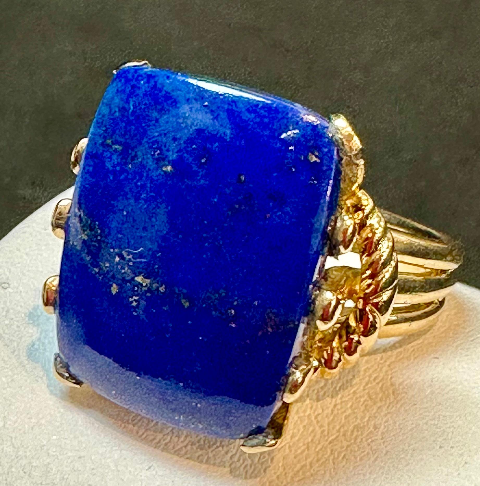 15 Ct Emerald cut Natural Lapis Lazuli Ring in 14 Kt Yellow Gold, Estate Size 7 In Excellent Condition For Sale In New York, NY