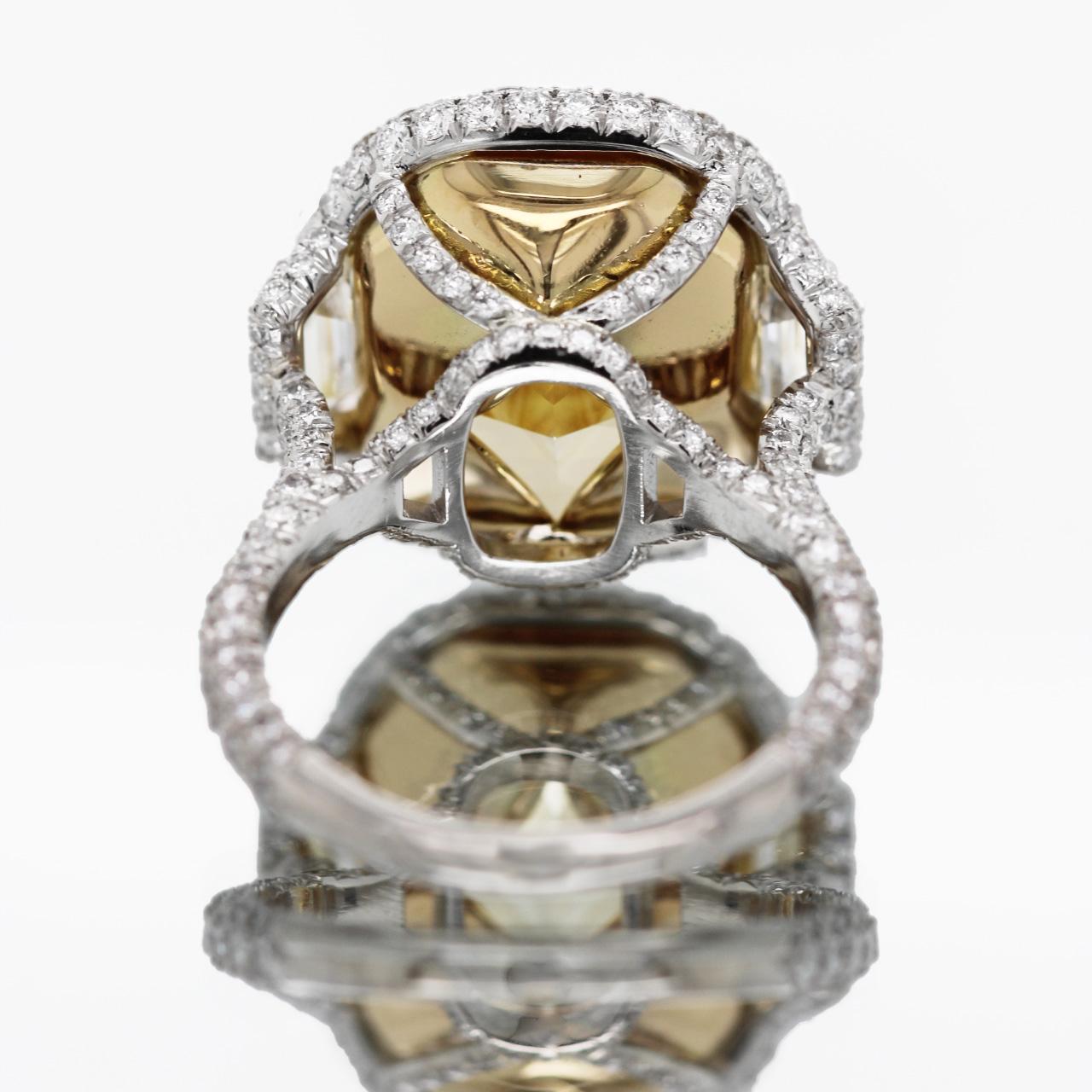 15 Karat Ausgefallener intensiv gelber Fancy-Verlobungsring mit GIA-Diamant im Kissenschliff, Trinity Scarselli (Zeitgenössisch) im Angebot