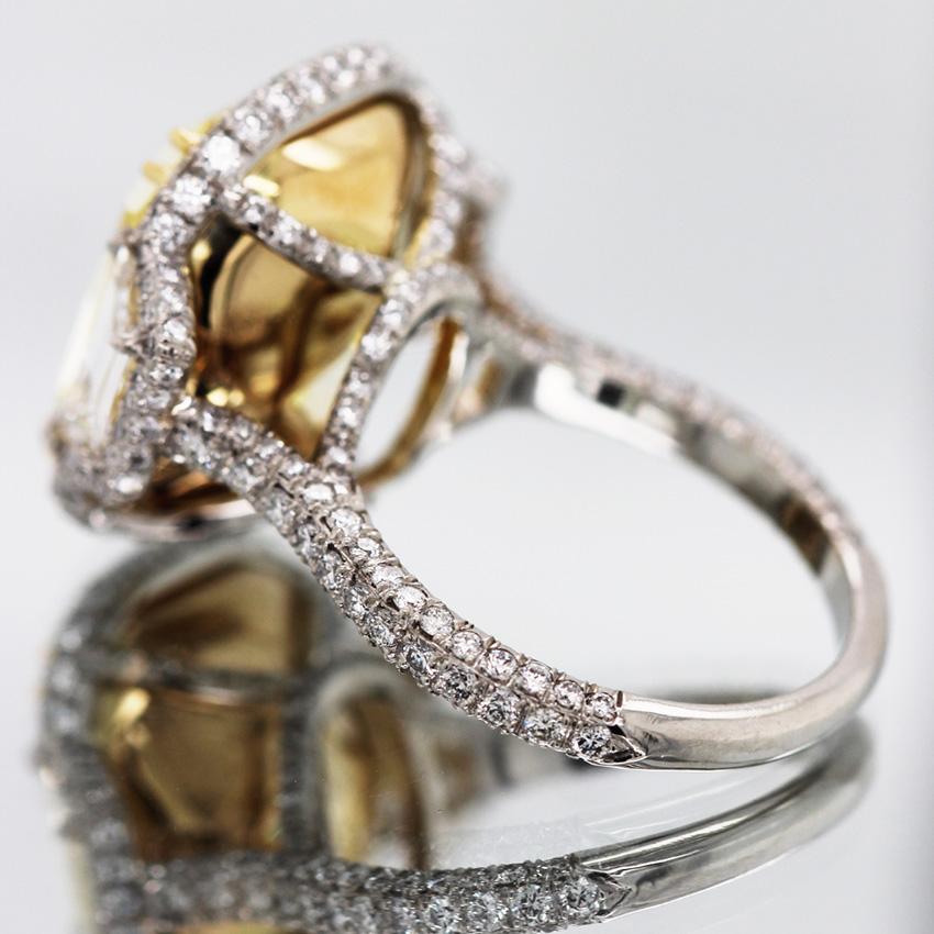 15 Karat Ausgefallener intensiv gelber Fancy-Verlobungsring mit GIA-Diamant im Kissenschliff, Trinity Scarselli im Zustand „Neu“ im Angebot in New York, NY