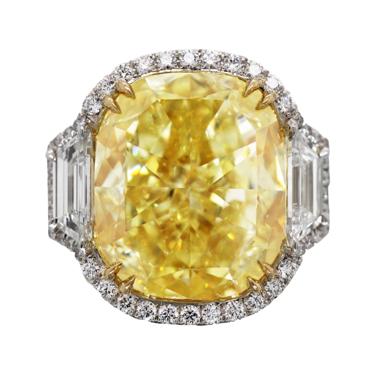 Anello di fidanzamento trinitario con diamante GIA da 15 carati Fancy Yellow Intense Cushion Scarselli