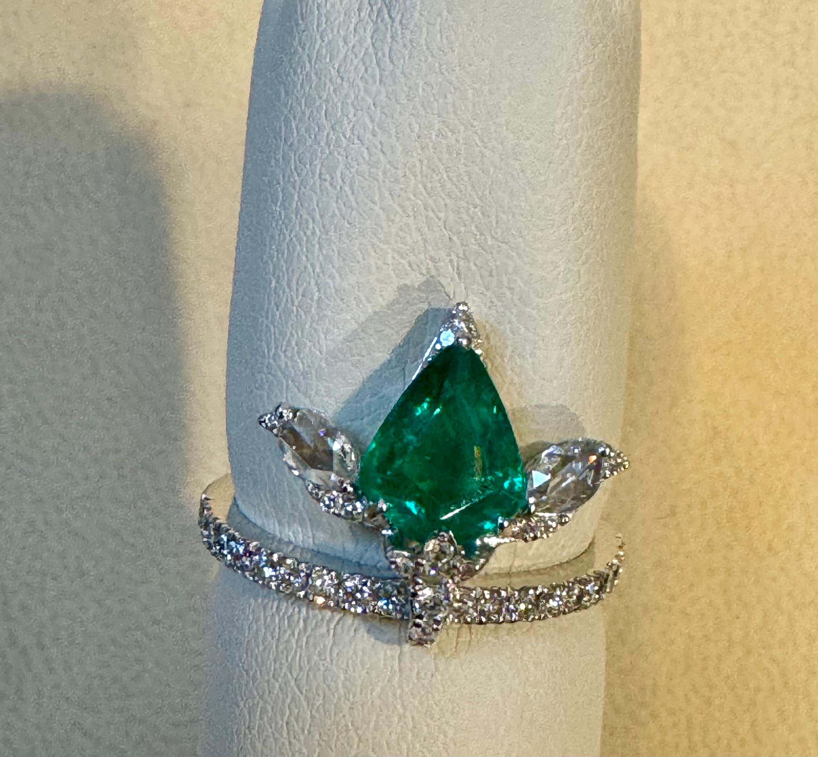 1.2 Ct Finest Zambian Pear Emerald & 1 Ct Diamond Ring in 18 Kt Gold Size 6.5 In Excellent Condition For Sale In New York, NY