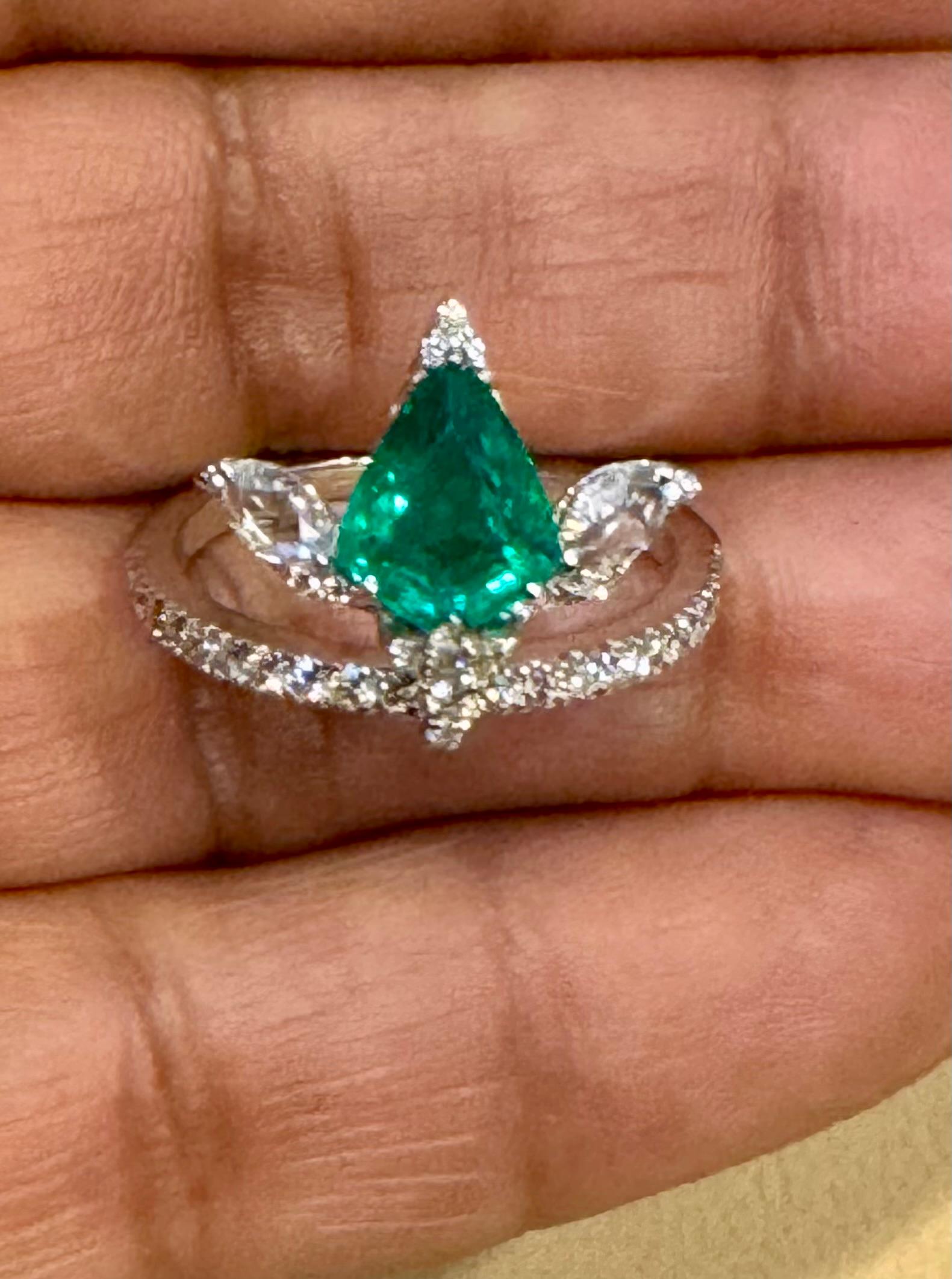 1.2 Ct Finest Zambian Pear Emerald & 1 Ct Diamond Ring in 18 Kt Gold Size 6.5 For Sale 4