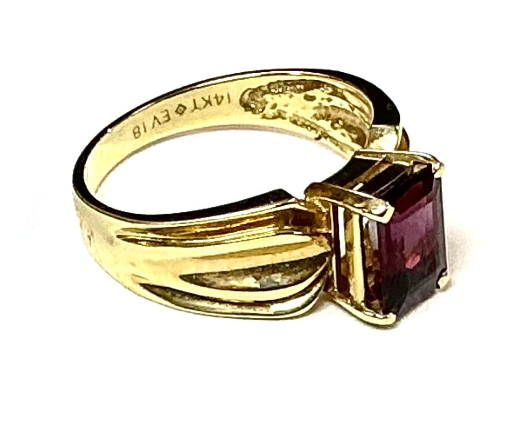 Moderne Bague en or jaune 14 carats avec grenat 1,5 carat en vente