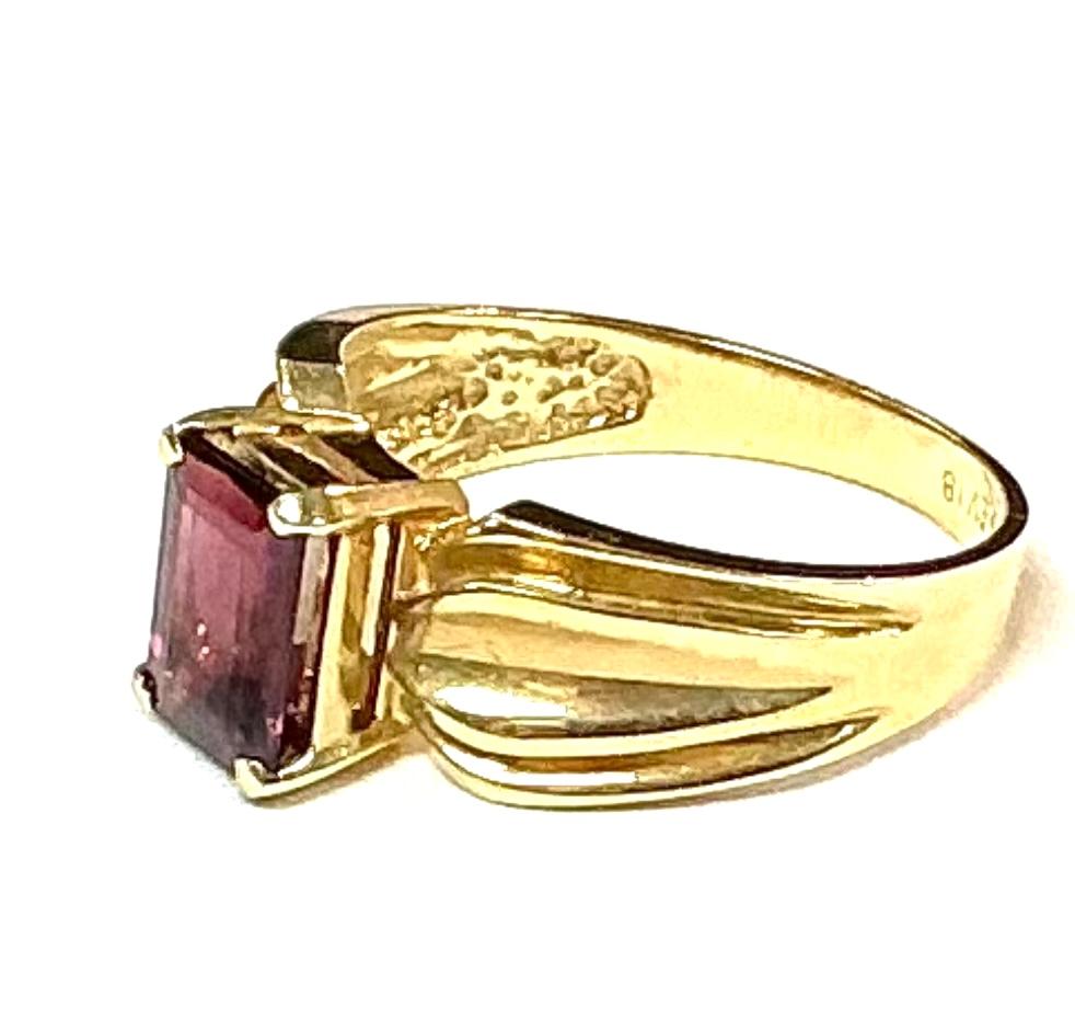 Taille émeraude Bague en or jaune 14 carats avec grenat 1,5 carat en vente