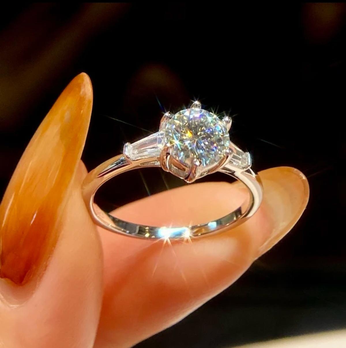 1,5 Karat Moissanit Ring Trendy Women's Ring Ehering 925 Sterling Silber. 

A P P R O X T I M E

Alle Artikel werden auf Bestellung gefertigt. Unsere ungefähre Lieferzeit beträgt 6 bis 10 Werktage. Dies kann sich in der Hochsaison ändern

Hinweis: