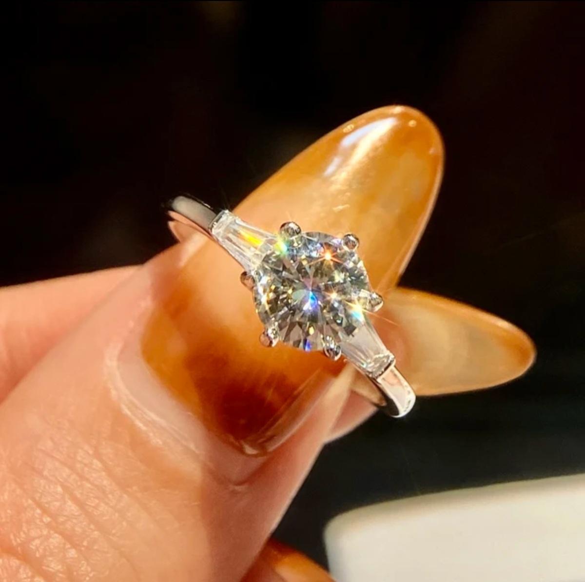 1,5 Karat Moissanit Ring Trendy Women's Ring Ehering 925 Sterling Silber. im Zustand „Neu“ in Chicago, IL