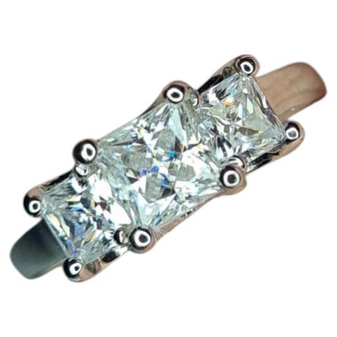 Anillo de tres piedras con moissanita de 1,5 qt Anillo de plata 925 con piedra de corte princesa.