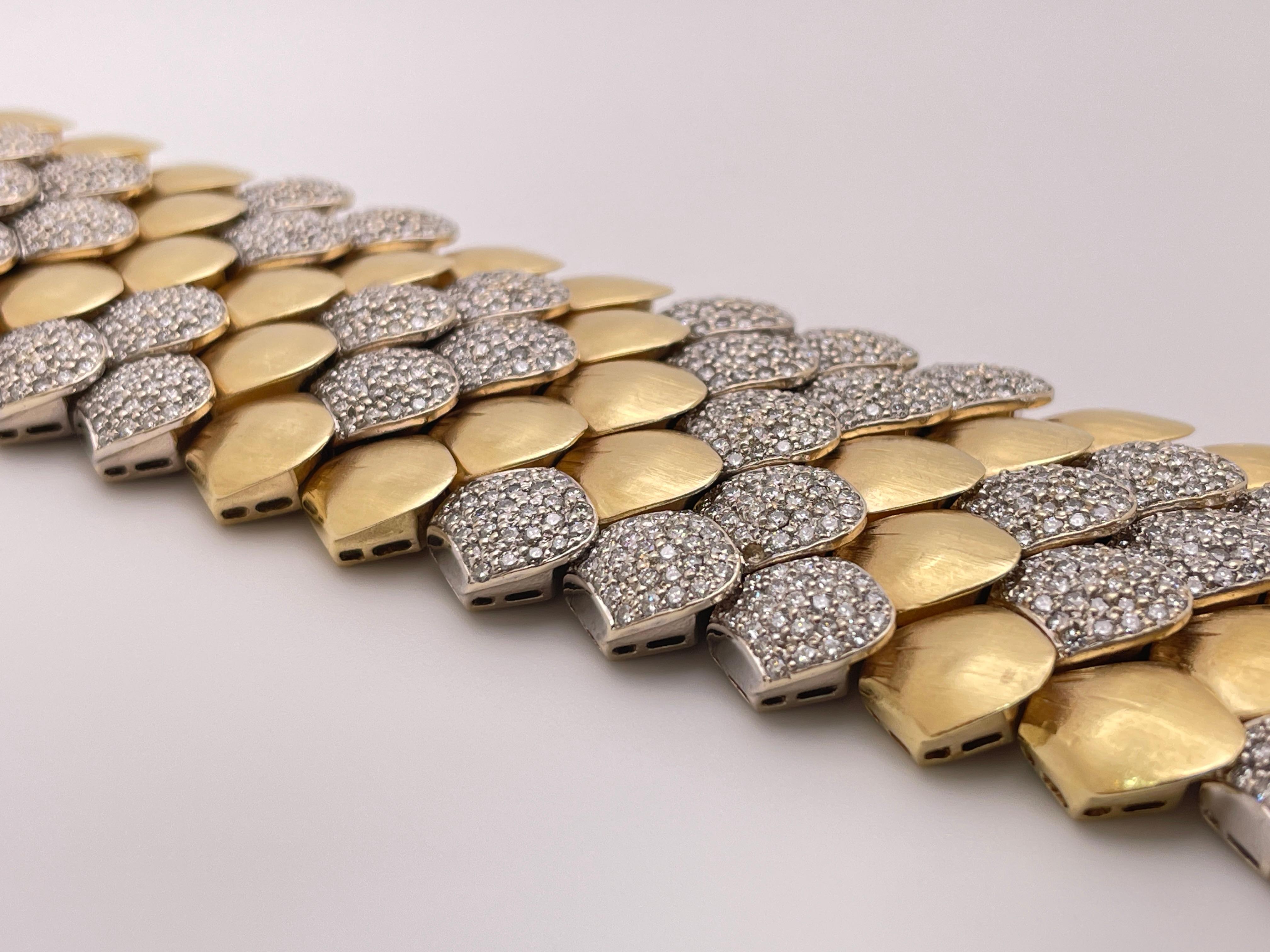 Una pulsera original Paolo Costagli de oro amarillo de 18 quilates con diamantes y piel de serpiente. Esta magnífica pulsera presenta un intrincado diseño de piel de serpiente flexible, con algunas escamas brillando con un acabado dorado mate y