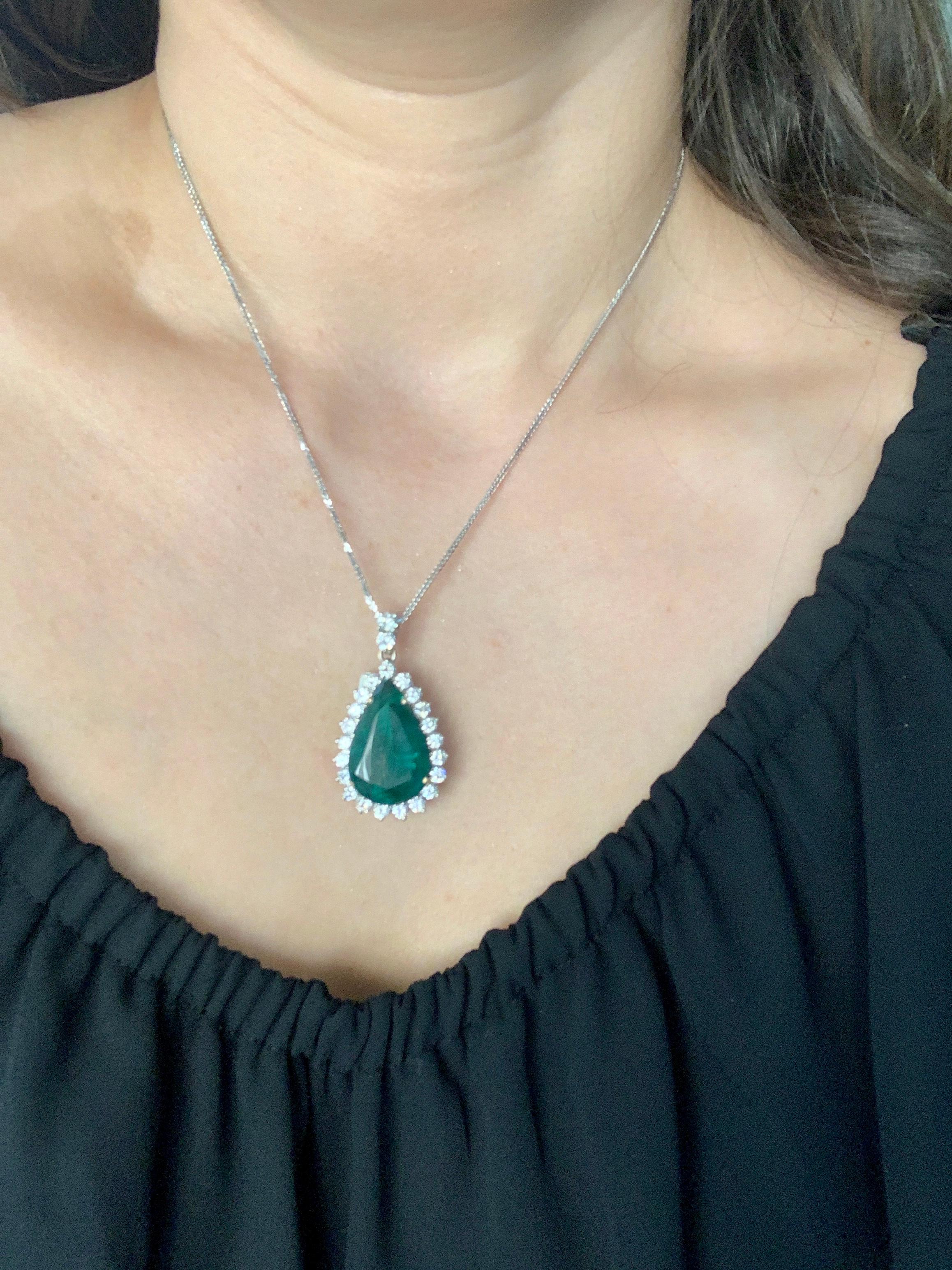 15 Ct Pear Hydro Emerald & 4 Ct Diamond Pendent/Necklace 18 Kt White Gold For Sale 5