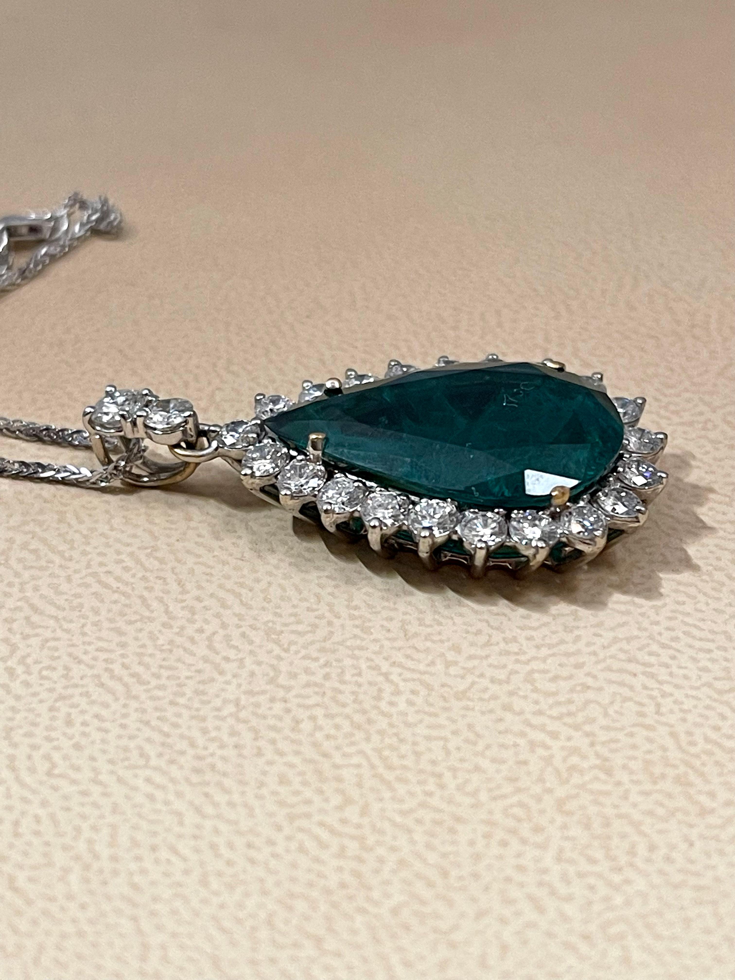 15 Ct Pear Hydro Emerald & 4 Ct Diamond Pendent/Necklace 18 Kt White Gold In Excellent Condition For Sale In New York, NY