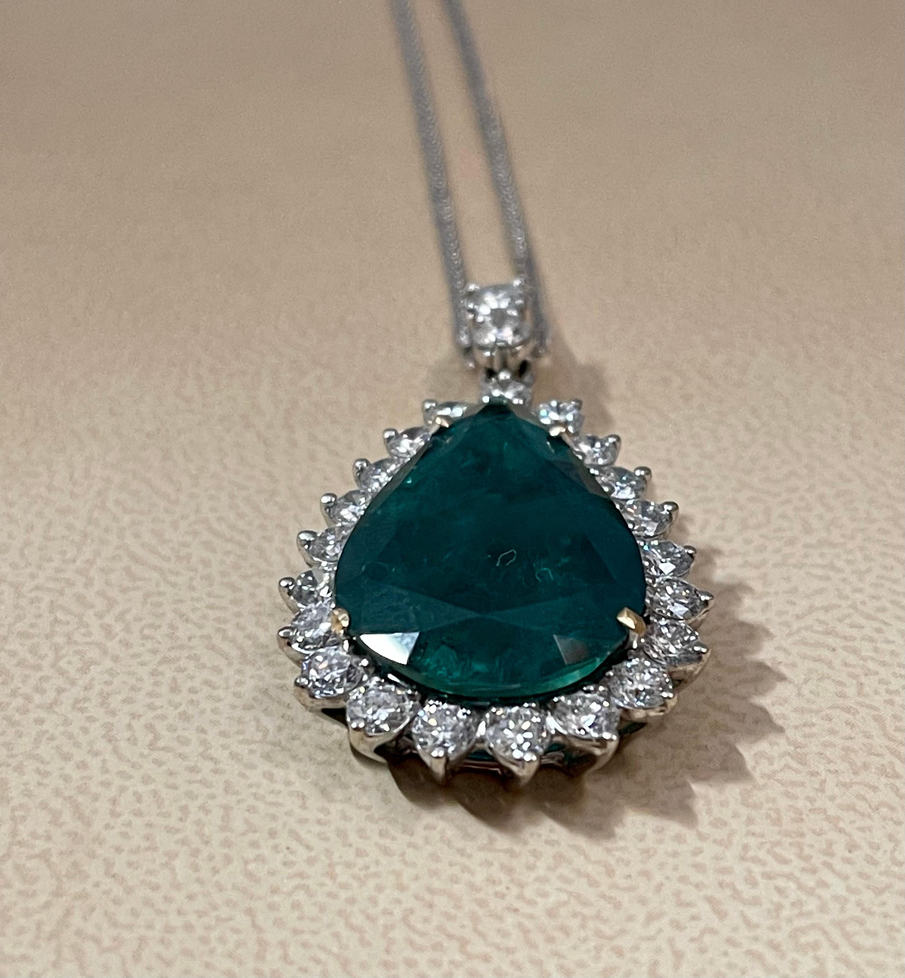 15 Ct Pear Hydro Emerald & 4 Ct Diamond Pendent/Necklace 18 Kt White Gold For Sale 1