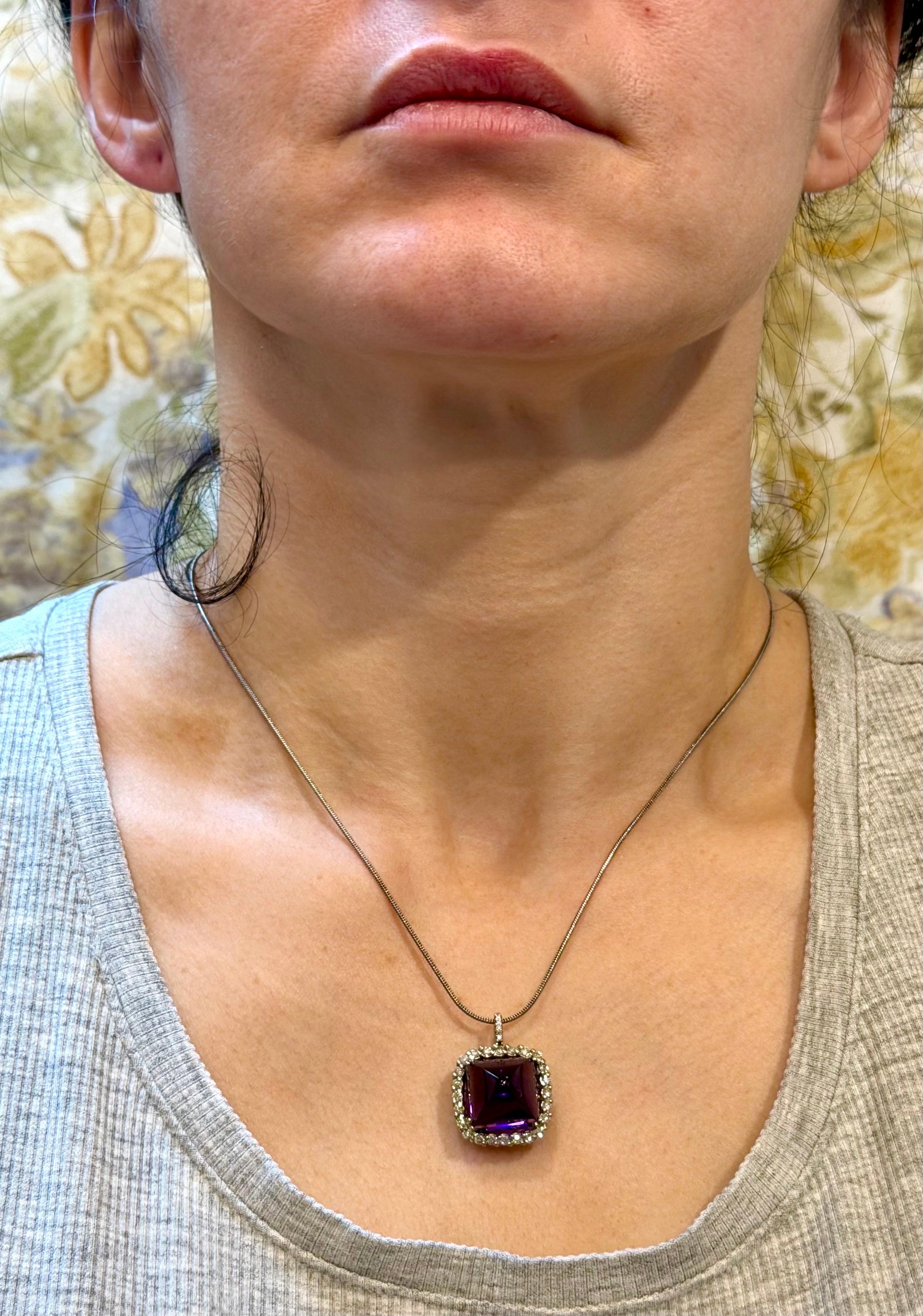 Circa 15 carati  Pendente Ametista Pan di Zucchero con diamanti in oro bianco 14 carati
L'ametista misura 15 mm X 15 mm, circa 15 ct.
La catena da 16 pollici in oro bianco 18 carati pesa 5,1 grammi.
Il peso del ciondolo in oro a 14 carati è di 8,3