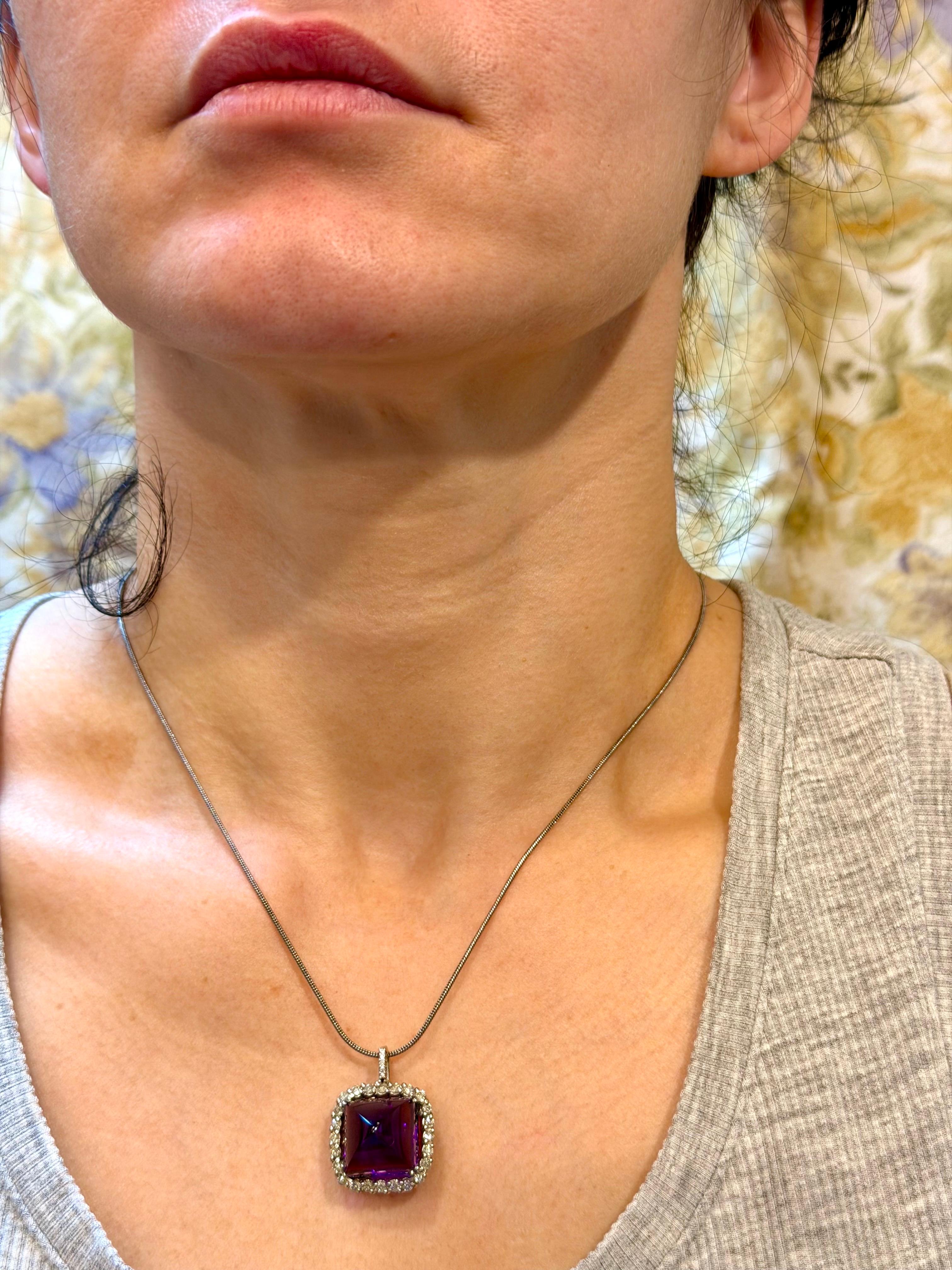 Taglio a goccia 15 Ct SUGAR LOAF Ametista e diamanti Collana con ciondolo in oro bianco 18 carati in vendita