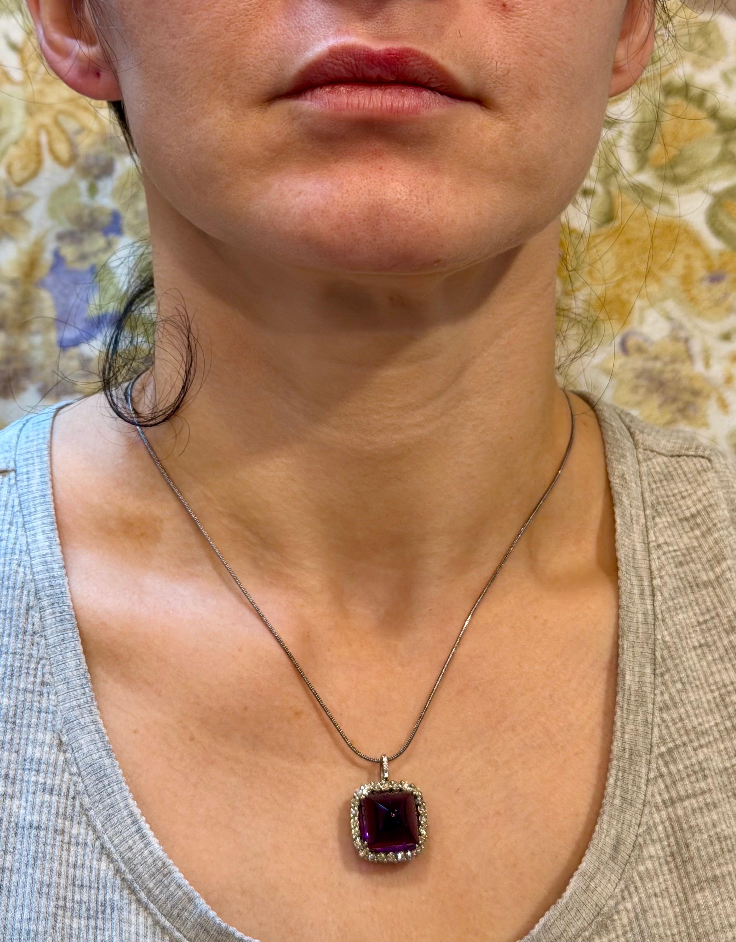 15 Ct SUGAR LOAF Ametista e diamanti Collana con ciondolo in oro bianco 18 carati In condizioni ottime in vendita a New York, NY