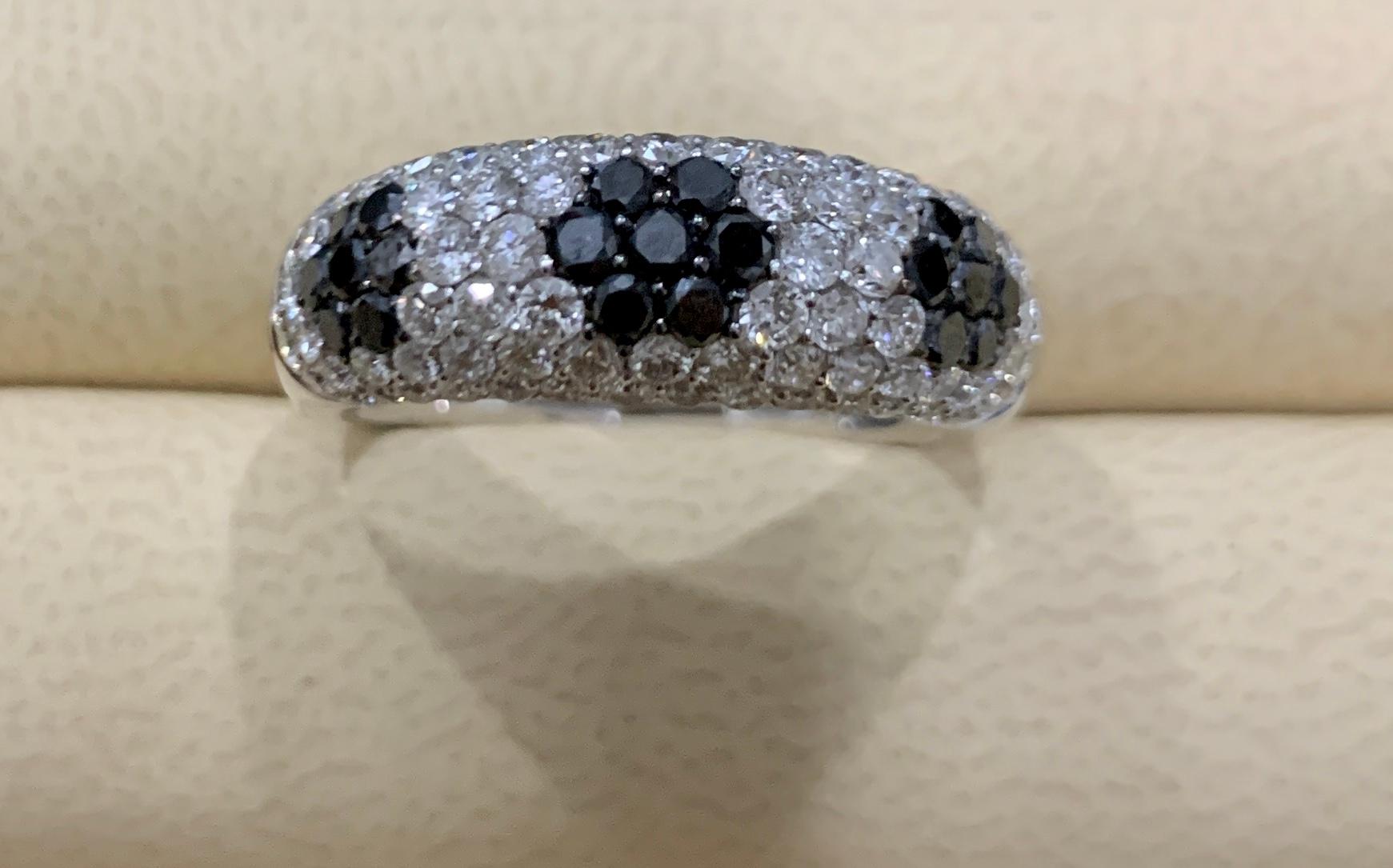 1.5 Carat White Diamond and 0.6 Carat Black Diamond Cocktail Ring 14 Karat Gold In Excellent Condition In New York, NY