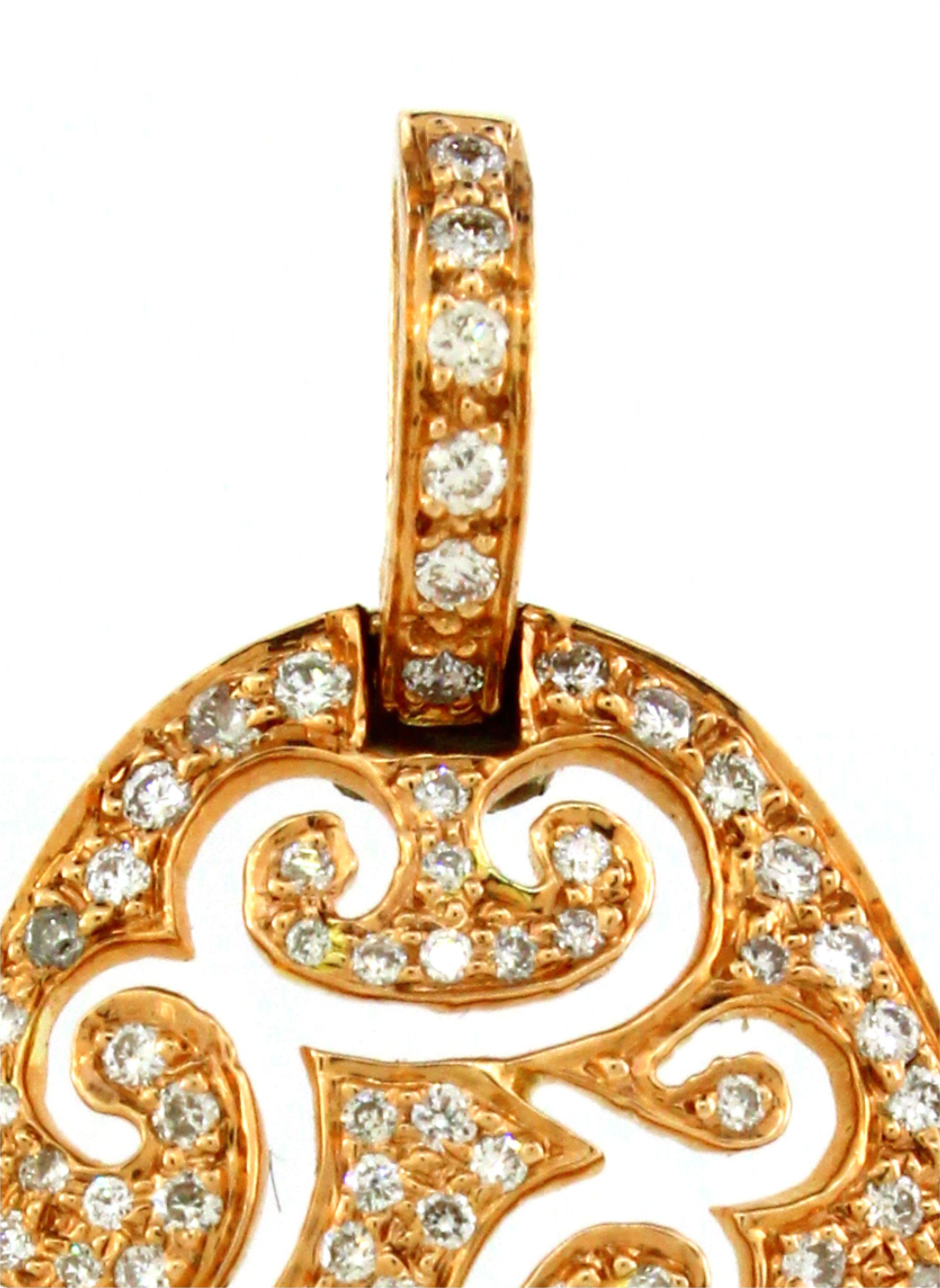 Découvrez le summum de l'élégance avec ce pendentif exquis, conçu pour captiver et enchanter. Avec 1,5 carats de diamants ronds blancs brillants, ce pendentif rayonne d'un éclat éblouissant qui attire le regard. Réalisée en or rose 18 carats, elle