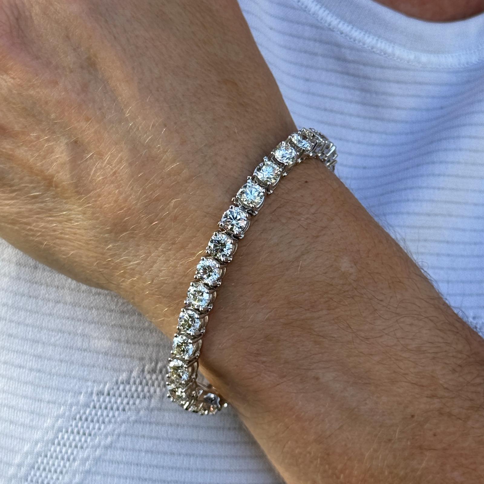 15 CTTW Round Brilliant Cut Diamond 14 Karat White Gold Tennis Bracelet In Excellent Condition For Sale In Boca Raton, FL