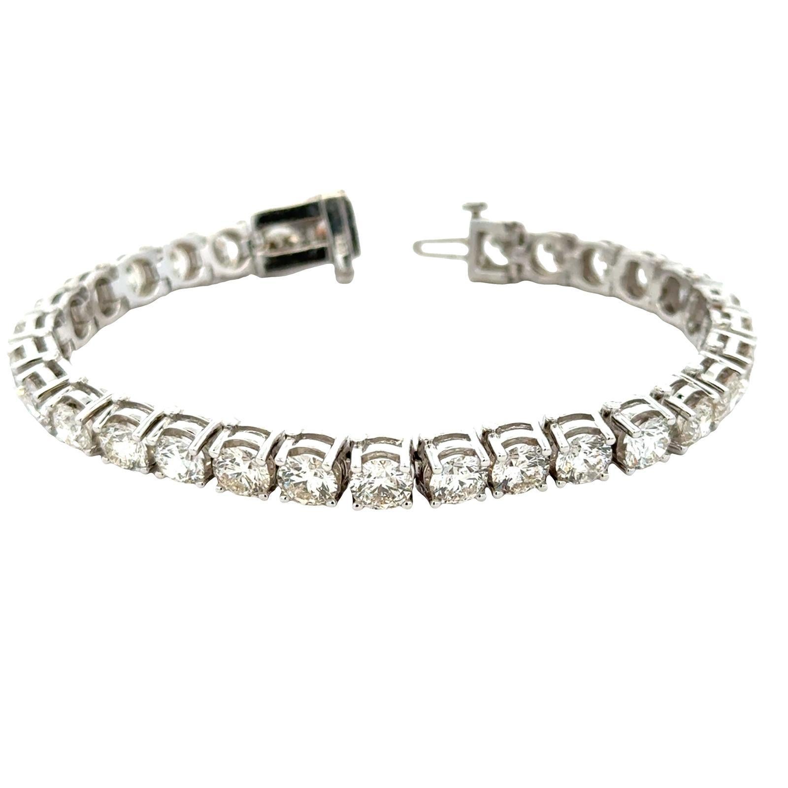 Women's 15 CTTW Round Brilliant Cut Diamond 14 Karat White Gold Tennis Bracelet For Sale
