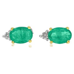 Pendientes de botón con esmeraldas de corte ovalado de 1,5 CTW y remates de diamantes en oro de 14K