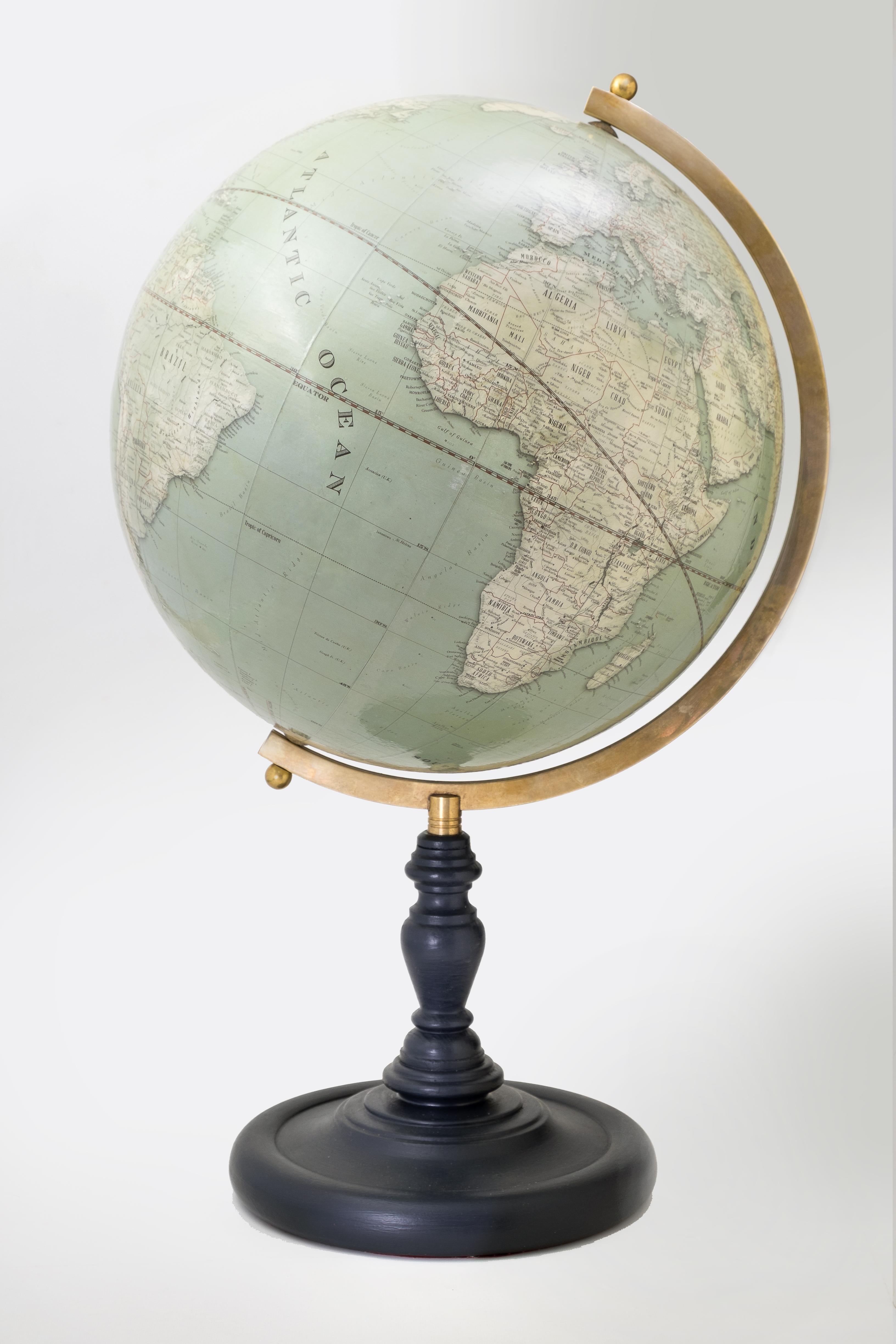 Dieser Globus mit einem Durchmesser von 15 Zoll weist die gleichen kartografischen Details auf wie die zeitgenössische Version, präsentiert sich aber im klassischen Vintage-Stil.
Die Kartografie wird ständig aktualisiert und umfasst 2780 Städte und