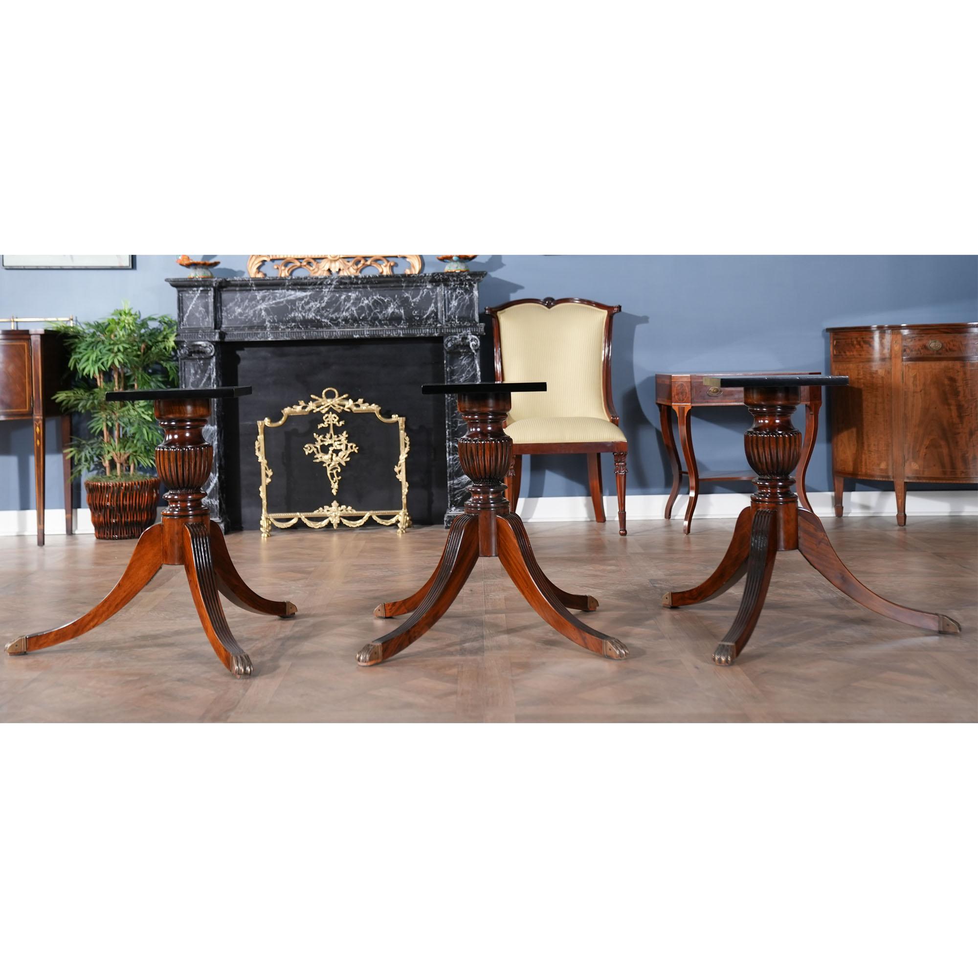 Sculpté à la main Table à manger en acajou de 15 pieds en vente