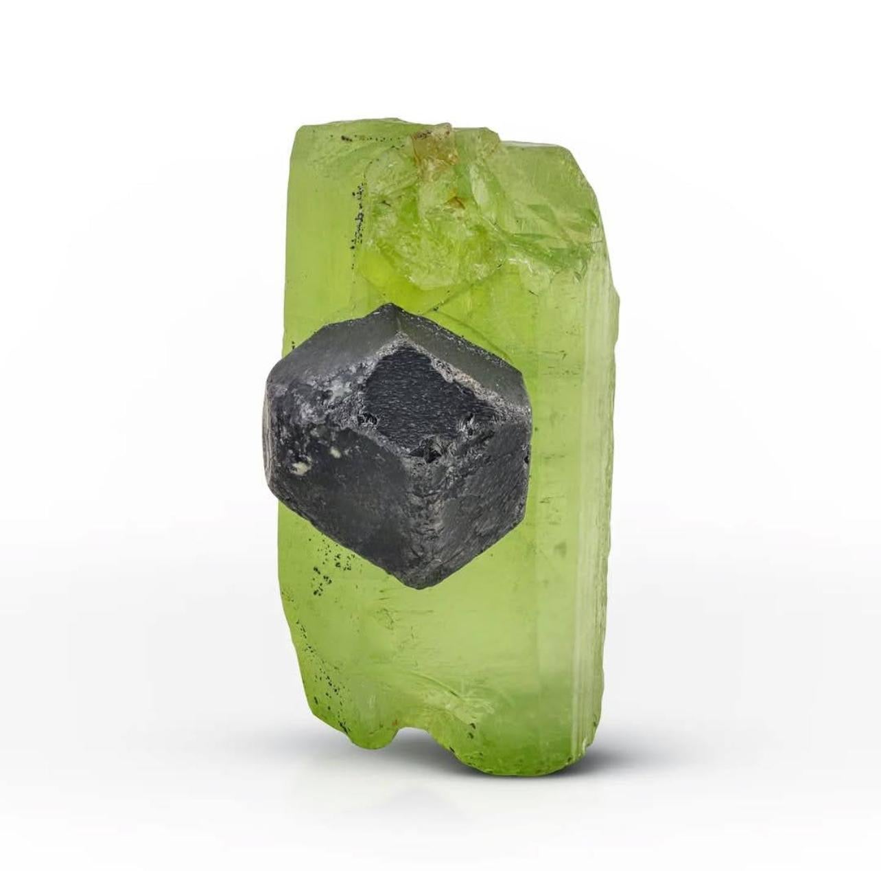 American Craftsman 15 grammi di combinazione artistica di cristallo di magnetite e peridoto dal Pakistan in vendita