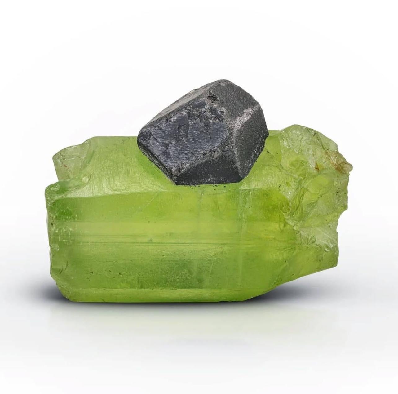 15 grammi di combinazione artistica di cristallo di magnetite e peridoto dal Pakistan In condizioni buone in vendita a Peshawar, PK