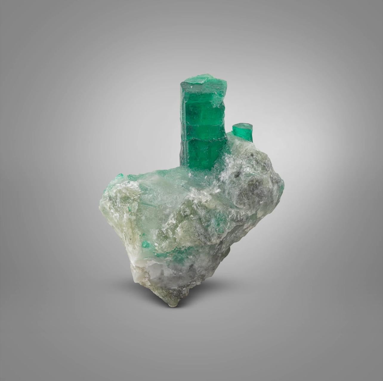 15 gramos de cristales de esmeralda verde vivo sobre matriz blanca procedentes de Pakistán Estilo Adán en venta