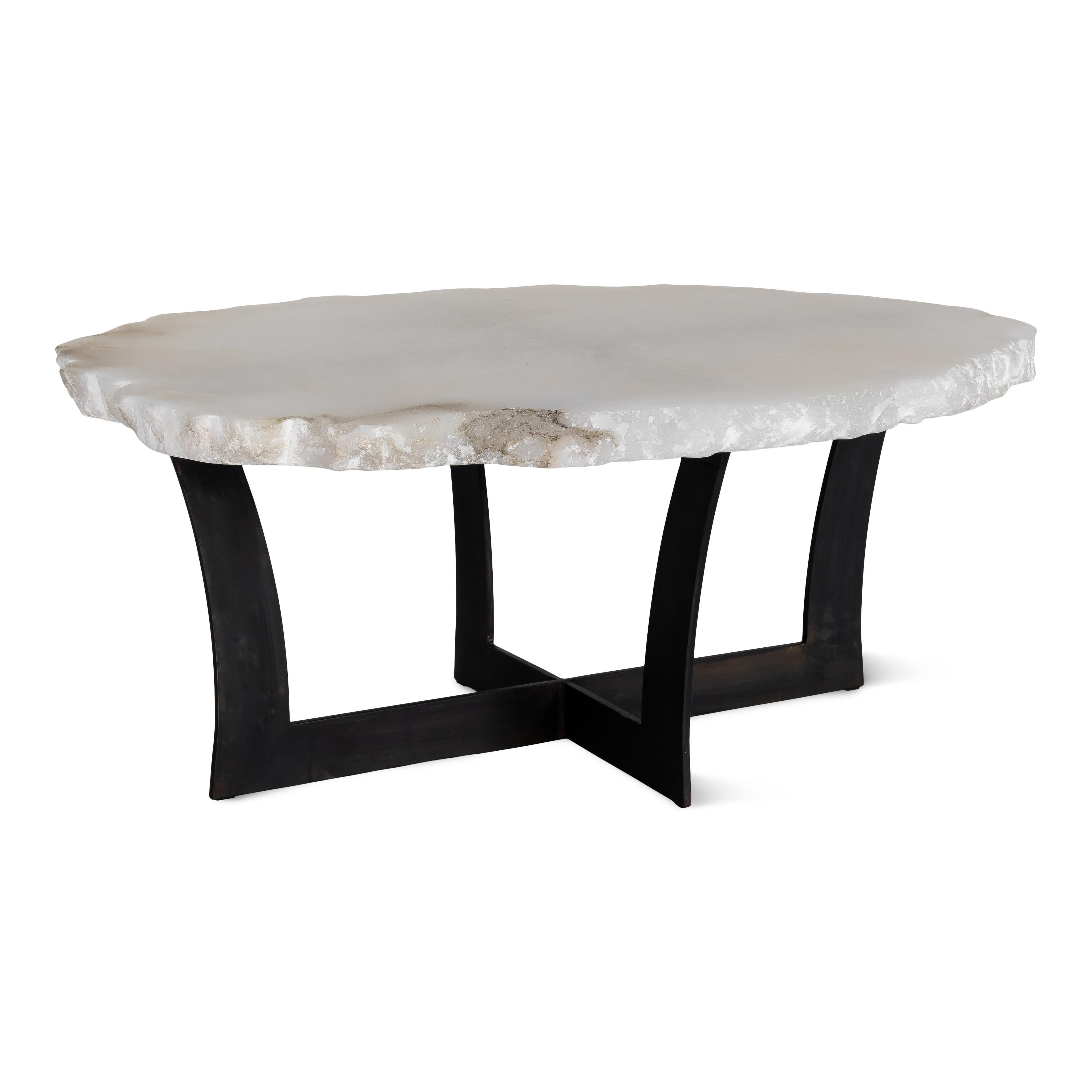 20ième siècle Table basse italienne de haute hauteur en dalle d'albâtre sur base en acier en vente