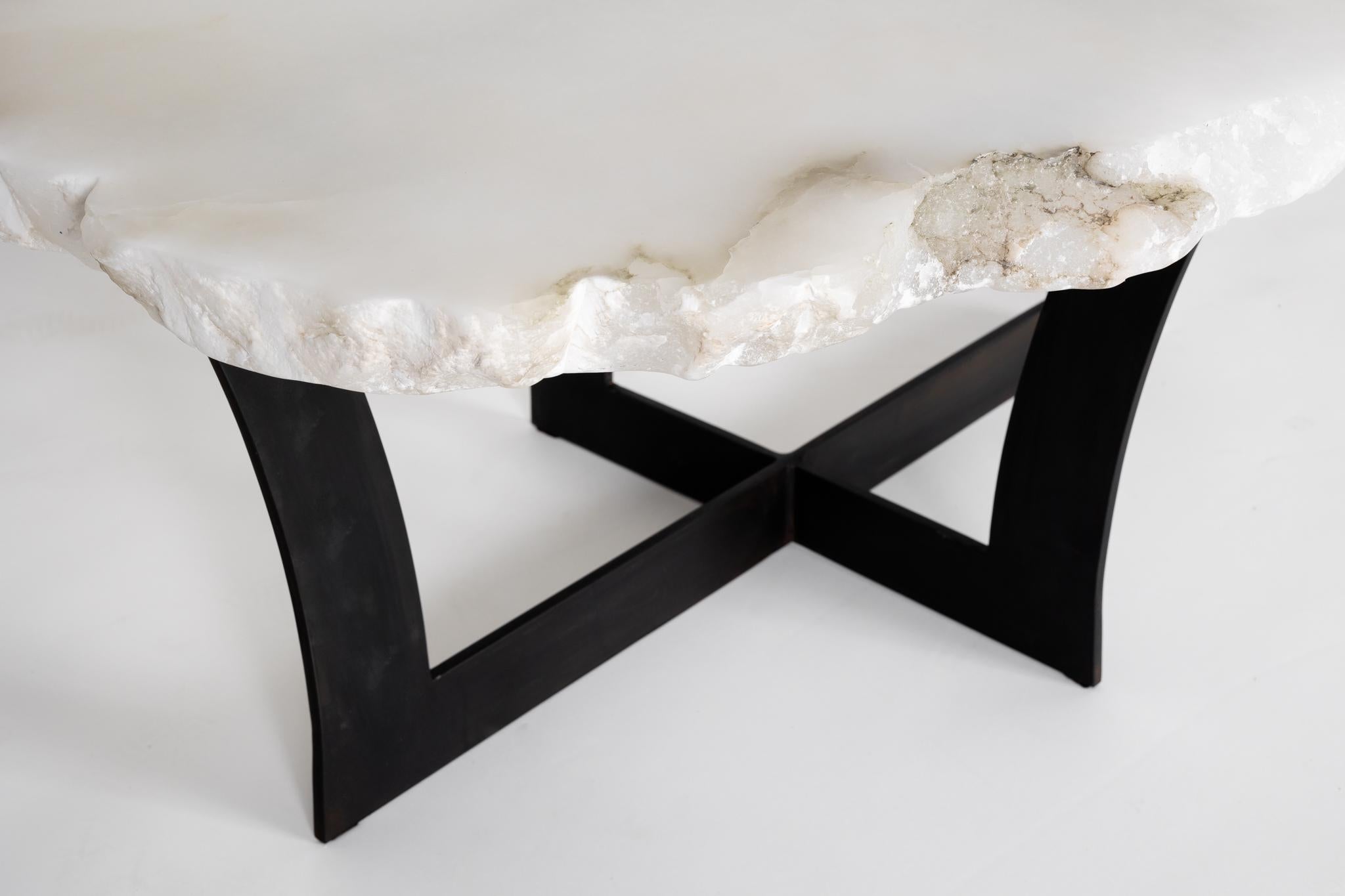 Table basse italienne de haute hauteur en dalle d'albâtre sur base en acier en vente 3