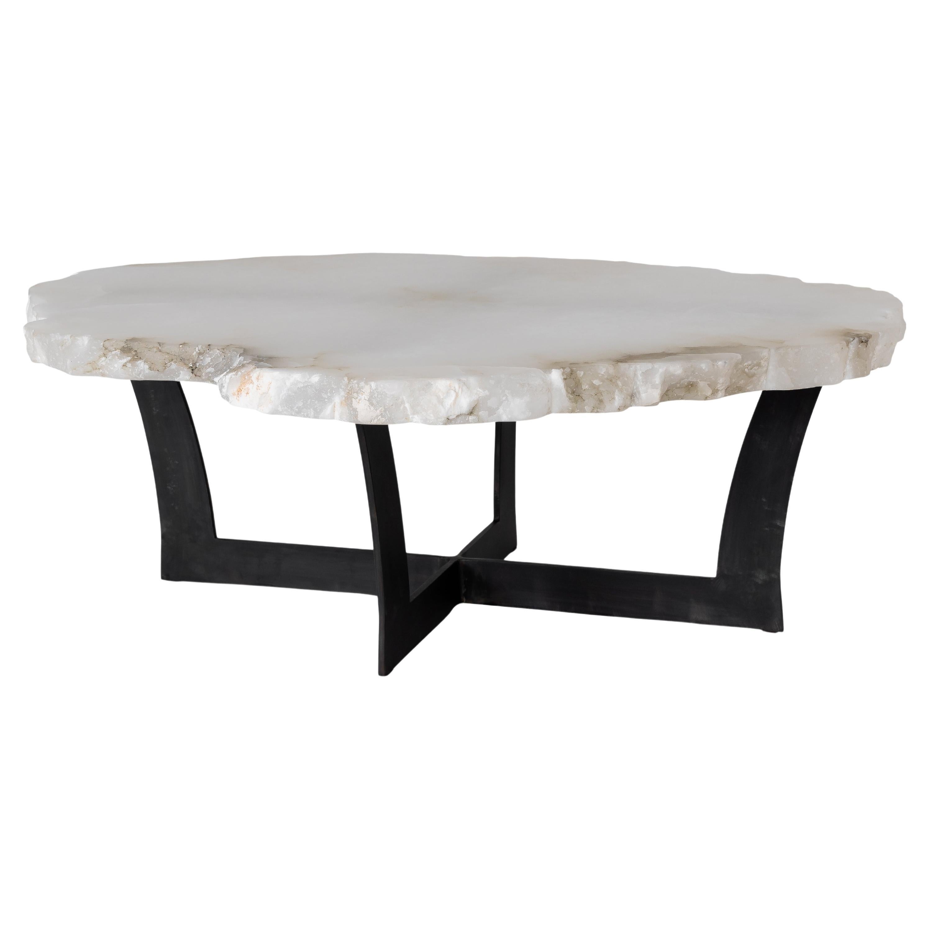 Table basse italienne de haute hauteur en dalle d'albâtre sur base en acier en vente