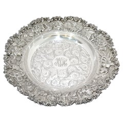 Assiette de service en argent sterling antique à fleurs repoussée S. Kirk & Son