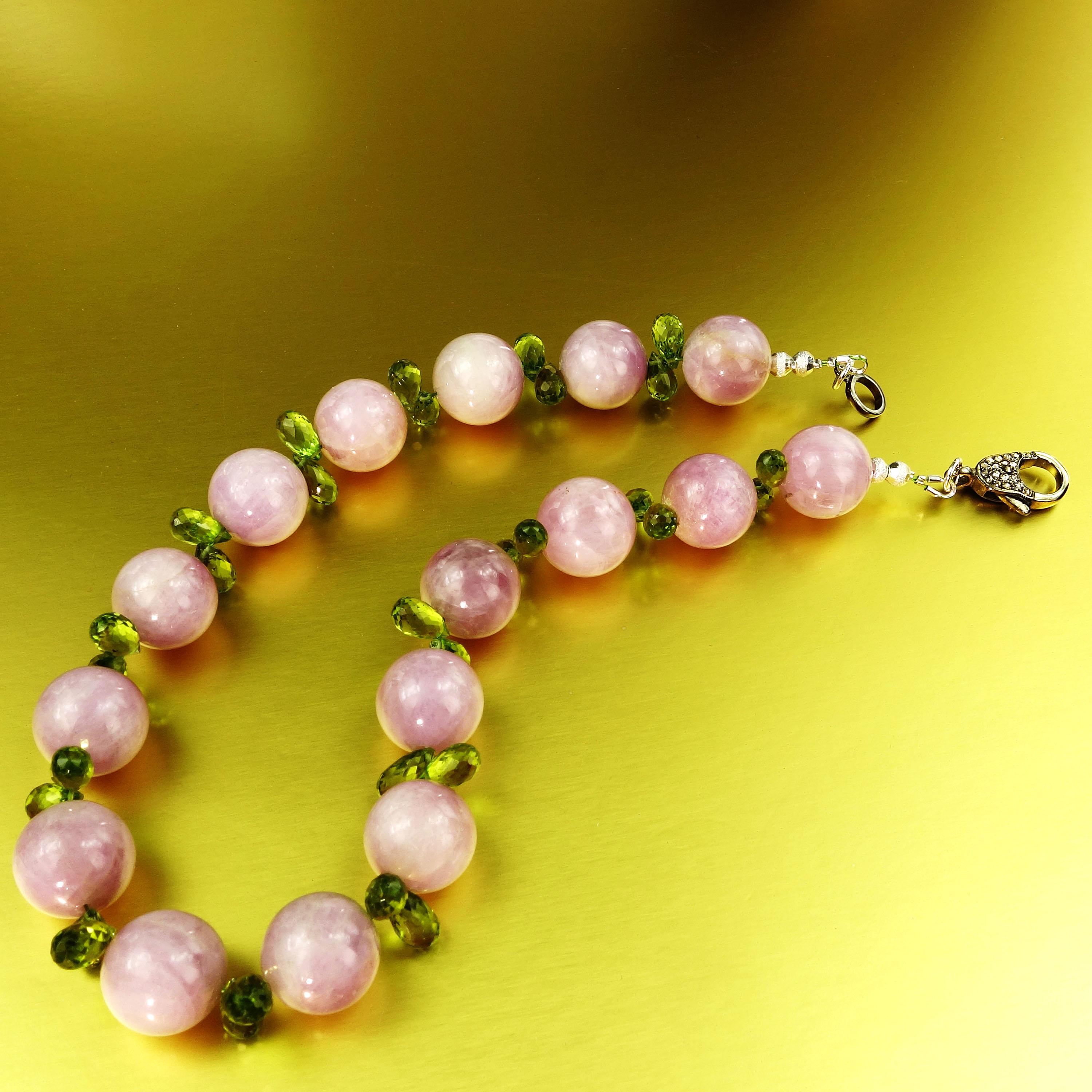 Gemjunky 15 Inch Choker of Glowing Pink Kunzite and Sparkling Green Peridot In New Condition In Raleigh, NC